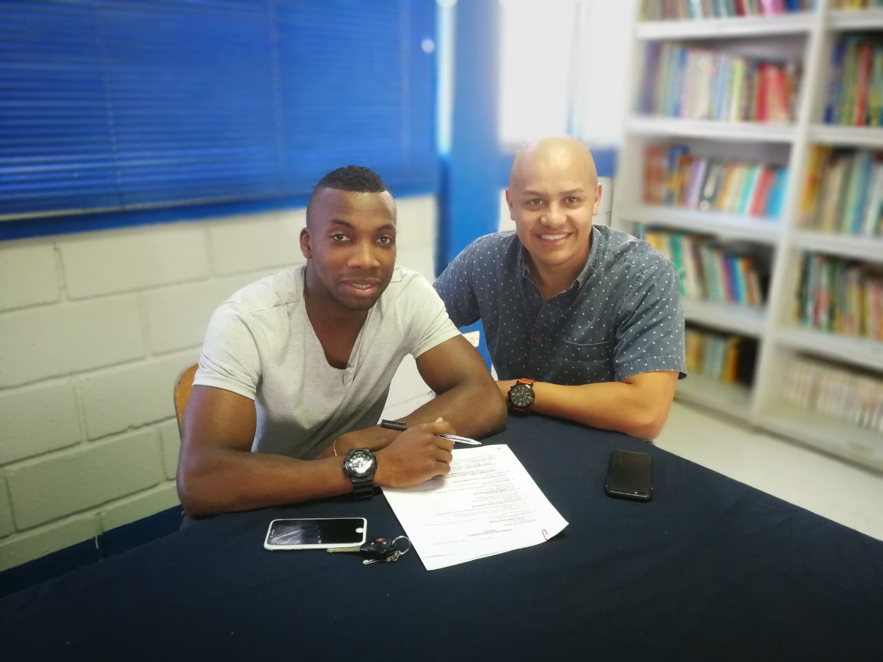 Mynor Escoe al firmar el contrato con el Tampico Madero de México.