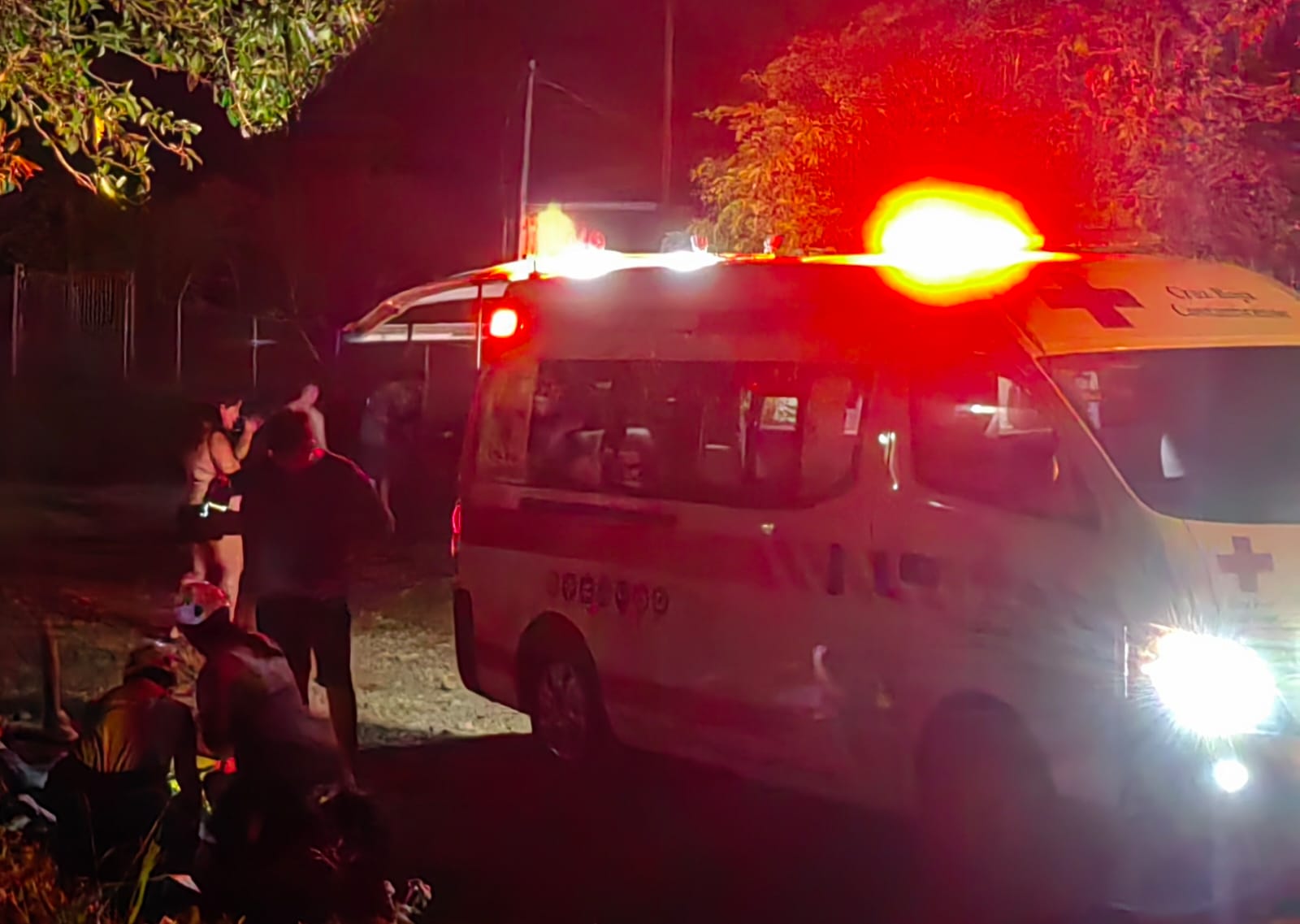 Agentes del OIJ y personal de Cruz Roja inspeccionaron el Centro Social Boston, en Carrandí de Matina, donde un hombre vinculado al grupo criminal de “Curry” fue asesinado a balazos la noche del lunes. Fotografía: