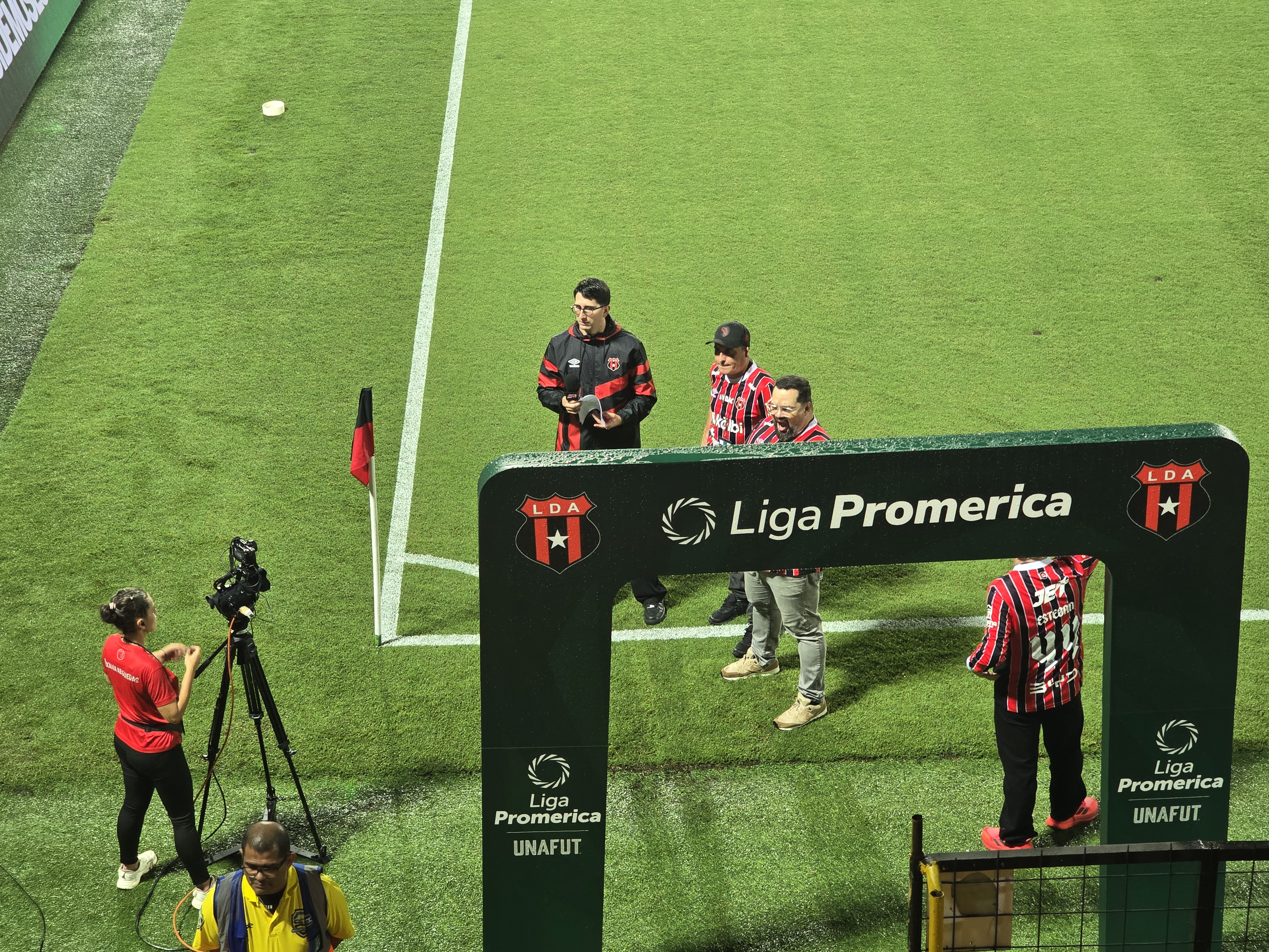 Los integrantes de LDA Media se alistan antes de iniciar la transmisión del partido entre Alajuelense y Herediano.