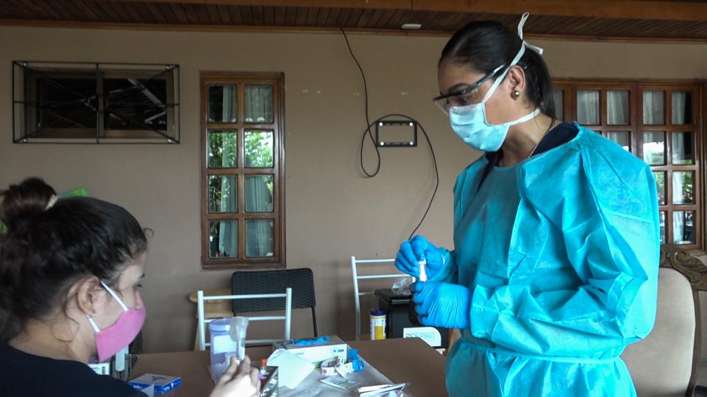 A los participantes del estudio se les toman muestras de sangre y saliva para ver si tienen defensas contra el virus causante de la covid-19.
Fotografía: Cortesía ACIB