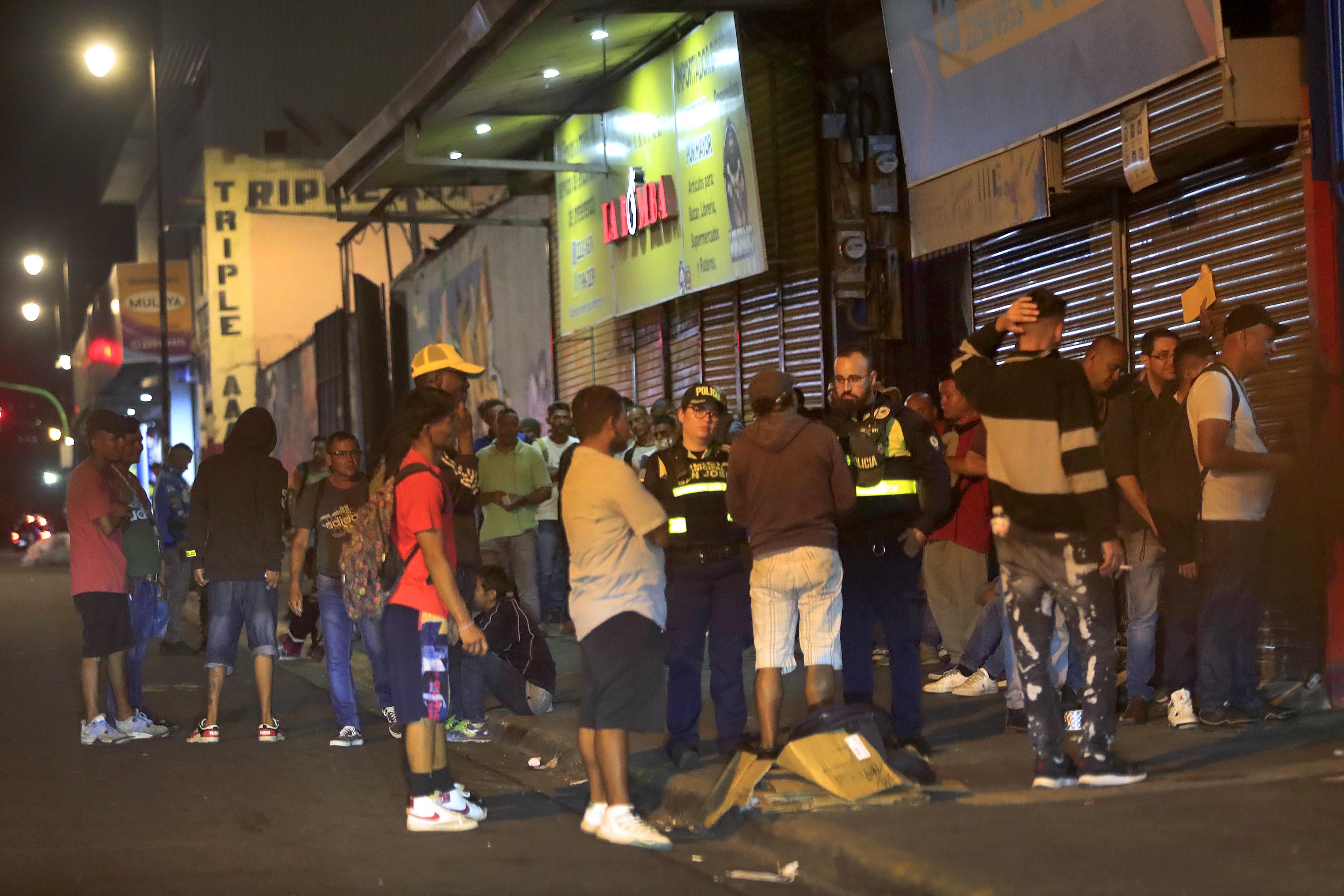 12/06/2023 San José. Recorrido por calles y avenidas de la capital para documentar indigencia. Actualmente en Costa Rica existen estimaciones que hay entre 3500 y hasta 7000 personas habitantes de calle, con edades entre los 18 y los 65 años, muchos de los cuales tienen adicciones a las drogas y no poseen medio de subsistencia más que pedir en las esquinas y semáforos de la capital y muchas ciudades del país. Minutos antes de las 7:00 p.m., decenas de personas habitantes de la calle hicieron fila para procurarse un espacio en el dormitorio municipal, ubicado en Calle 12.