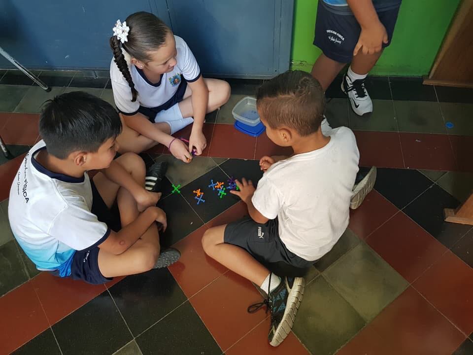 Estudiantes de la escuela Jesús Jiménez en Cartago participan de juegos tradicionales y dinámicas elaboradas por los profesores para garantizar la sana convivencia. Foto: Cortesía Alberto Monge