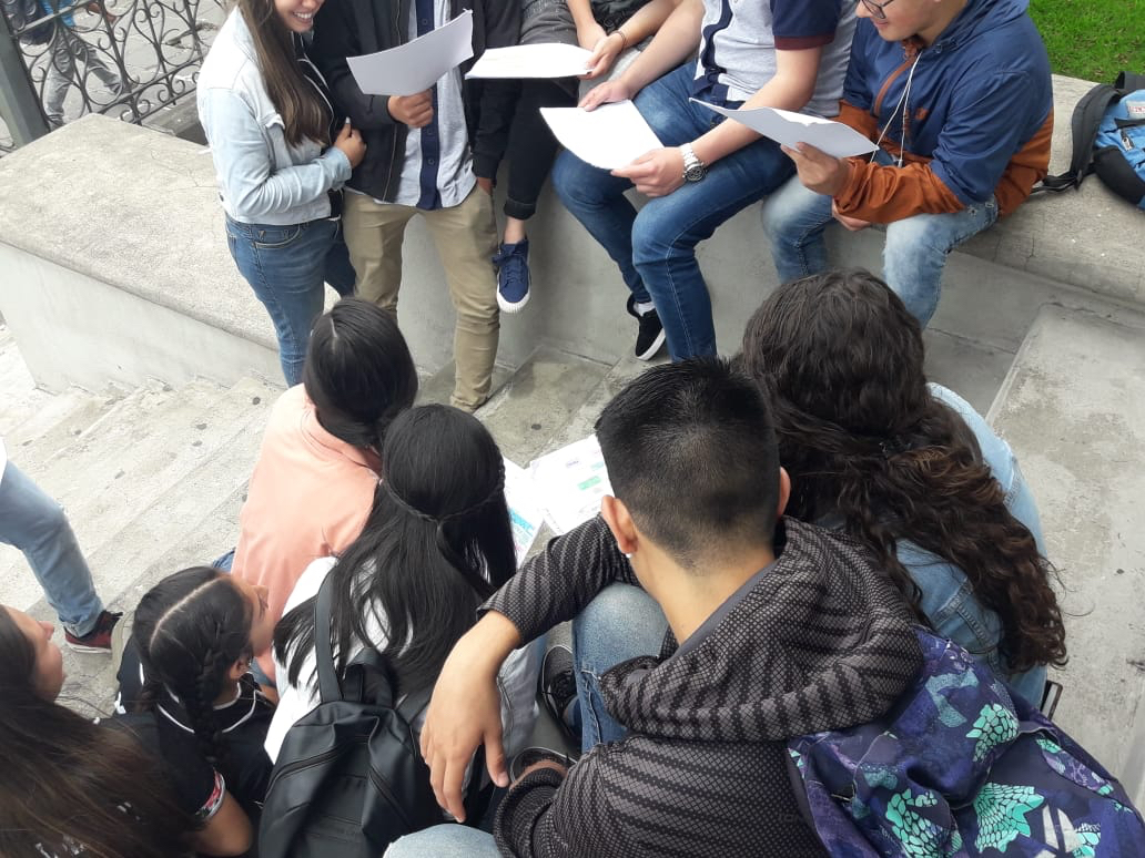 21/09/2018. A diferencia de muchos estudiantes de 5to año de colegio a nivel nacional, los alumnos del Colegio San Luis Gonzaga en Cartago se no se han visto perjudicados por la huelga nacional. Por el contrario el próximo lunes realizan el último examen del III Tercer Trimestre y a partir del día martes reciben promedios y posteriormente iniciarían con las tutorías para los exámenes de Bachillerato que inician el 30 de octubre.
El Lic. Franklin Solano Redondo, director del colegio indicó..."Tenemos 300 muchachos en 5to año, 2553 en todos los niveles y 98 docentes. Los alumnos de undécimo año no se han visto perjudicados por la huelga gracias a que los docentes en un 99% los han estado atendiendo, ya están finalizando los últimos exámenes del tercer periodo y finalizan el curso lectivo 2018".
Foto Keyna Calderón