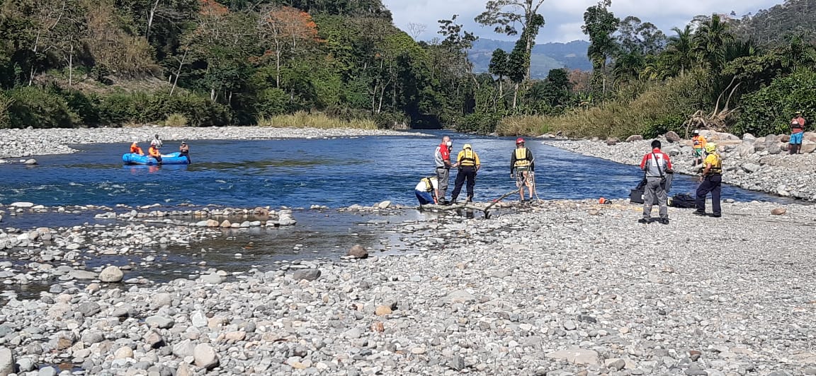Con una balsa inflable, los rescatistas lograron extraer a eso de las 2 p. m. dos cuerpos que estaban en el fondo de una poza. Foto:suministrada por Keyna Calderón.