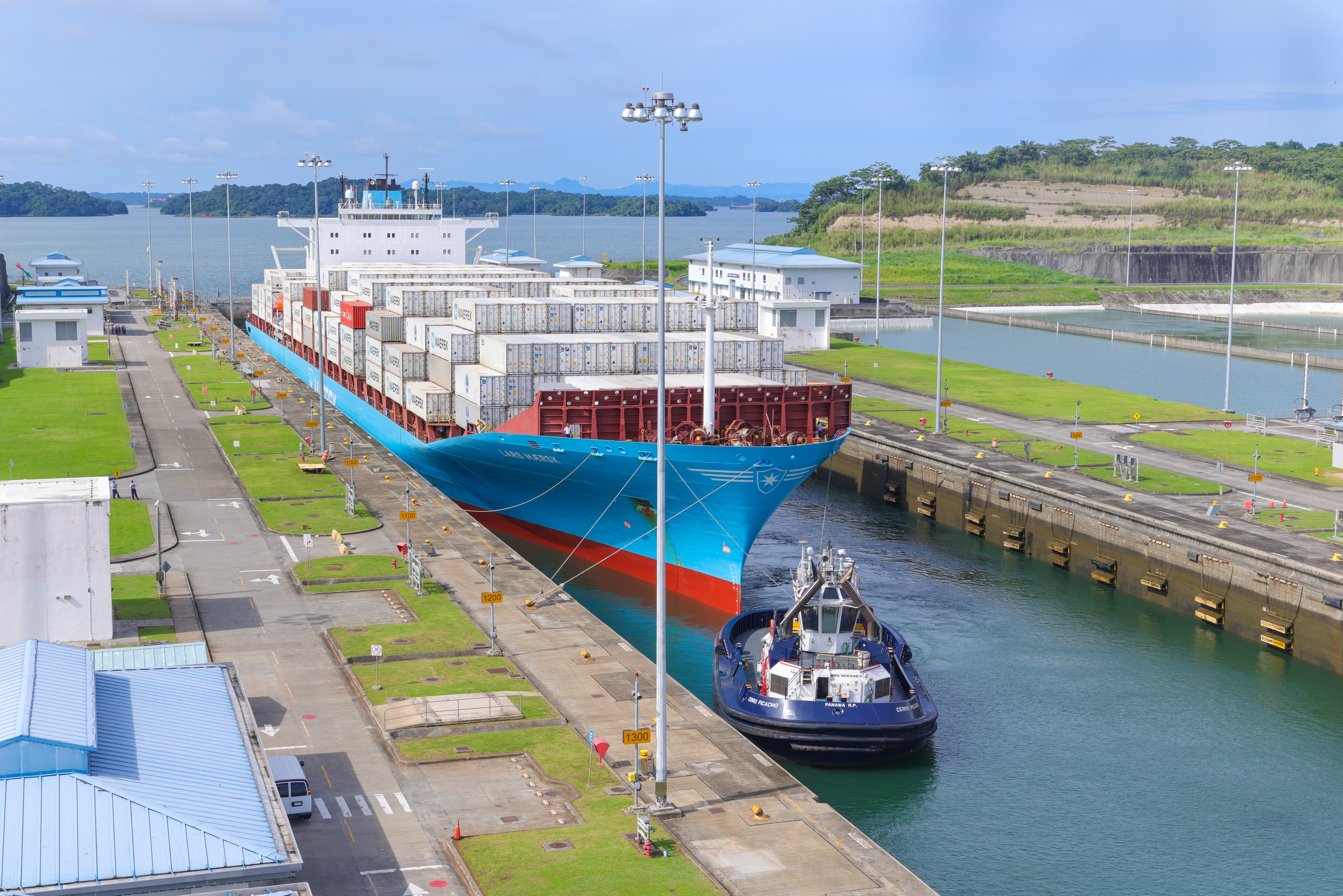 Buque portacontenedores atraviesa una esclusa del Canal de Panamá.