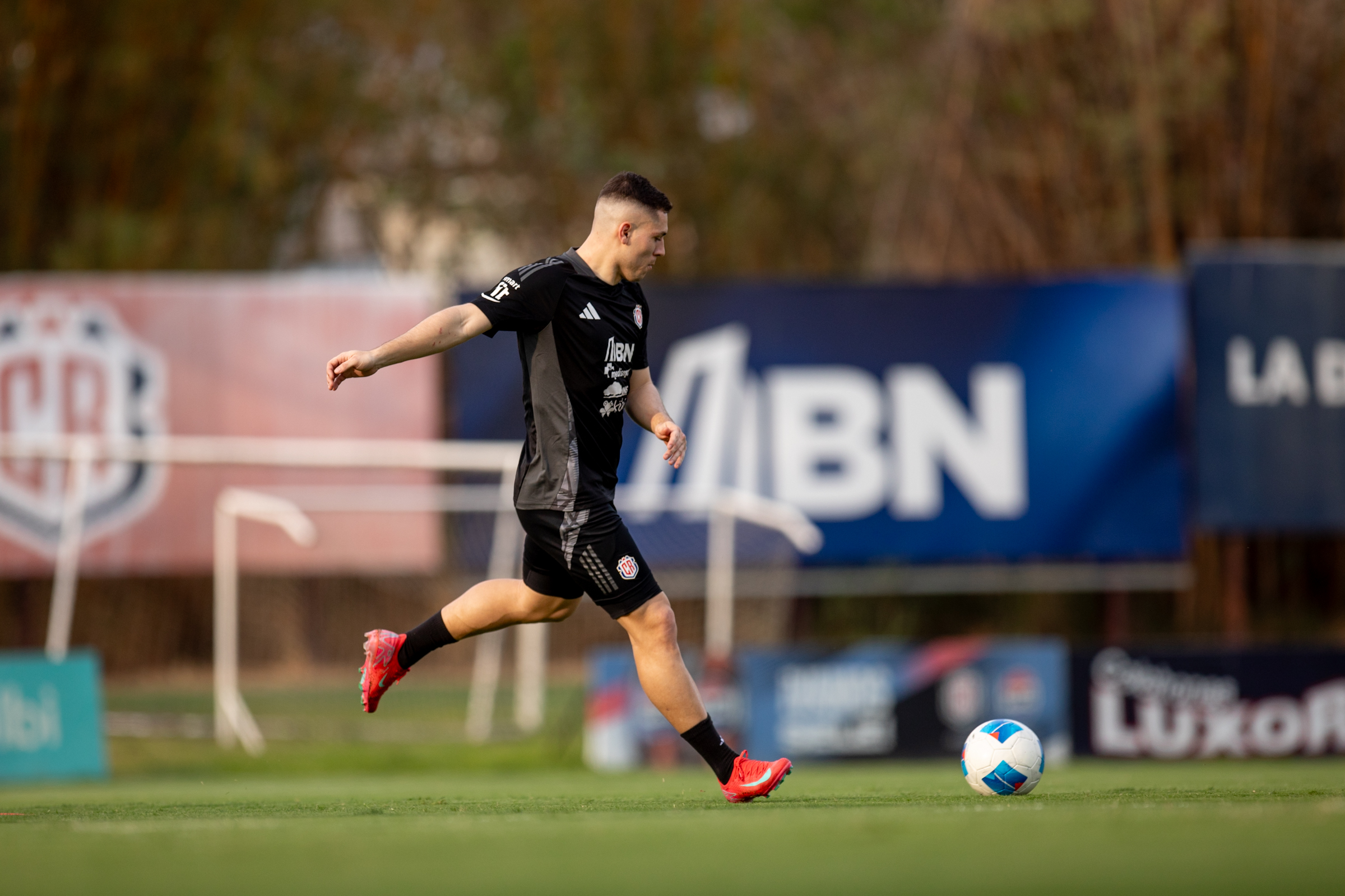 Carlos Mora llega encendido a la Selección de Costa Rica. El jugador quiere aprovechar al máximo esta oportunidad que le da Miguel Herrera.