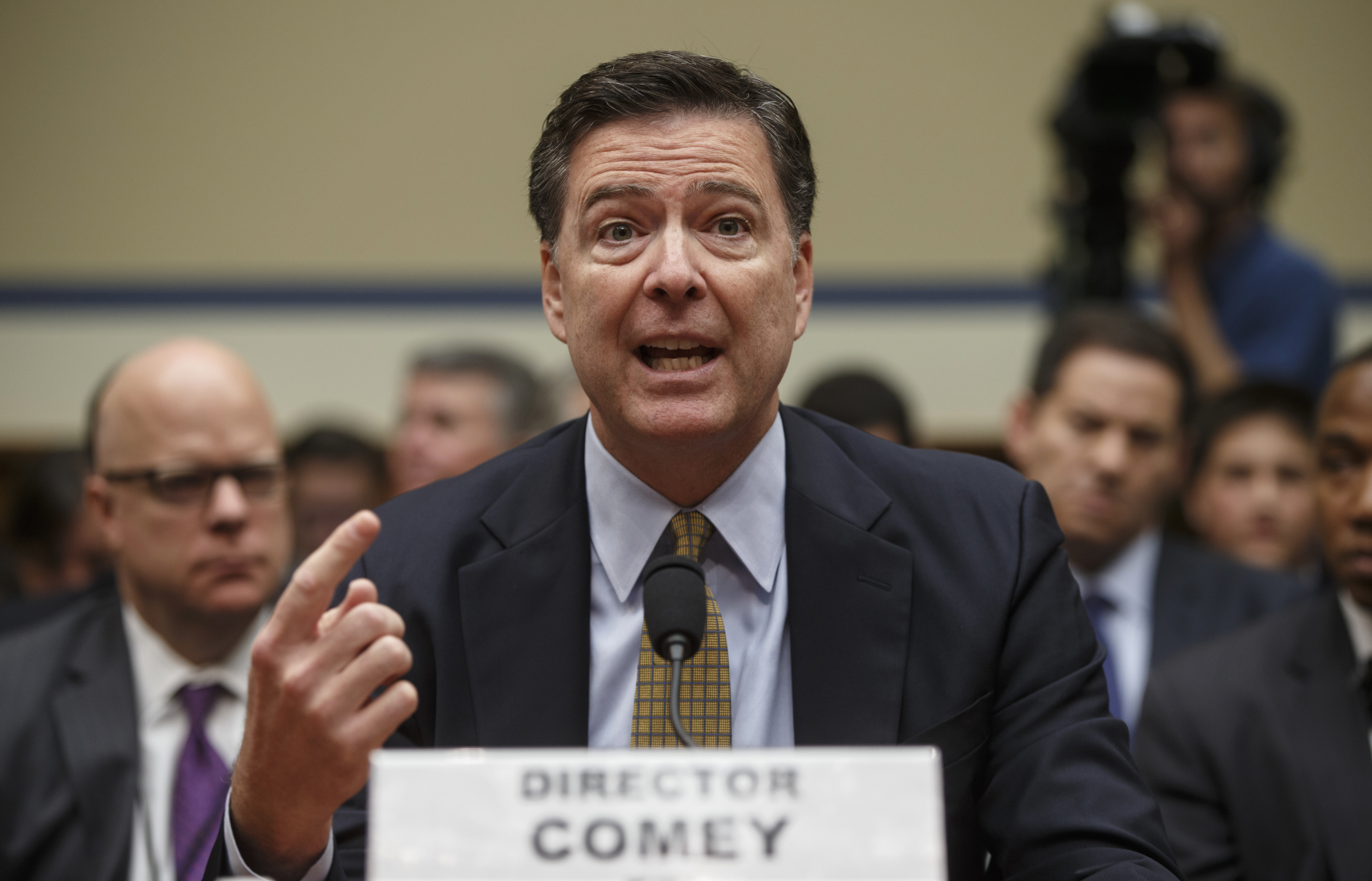 En esta foto de archivo del 7 de julio de 2016, el Director del FBI, James Comey, testifica ante el Comité de Supervisión de la Cámara sobre la investigación contra Hillary Clinton por el uso de su correo electrónico personal para tratar asuntos propios de su cargo cuando era Secretaria de Estado.