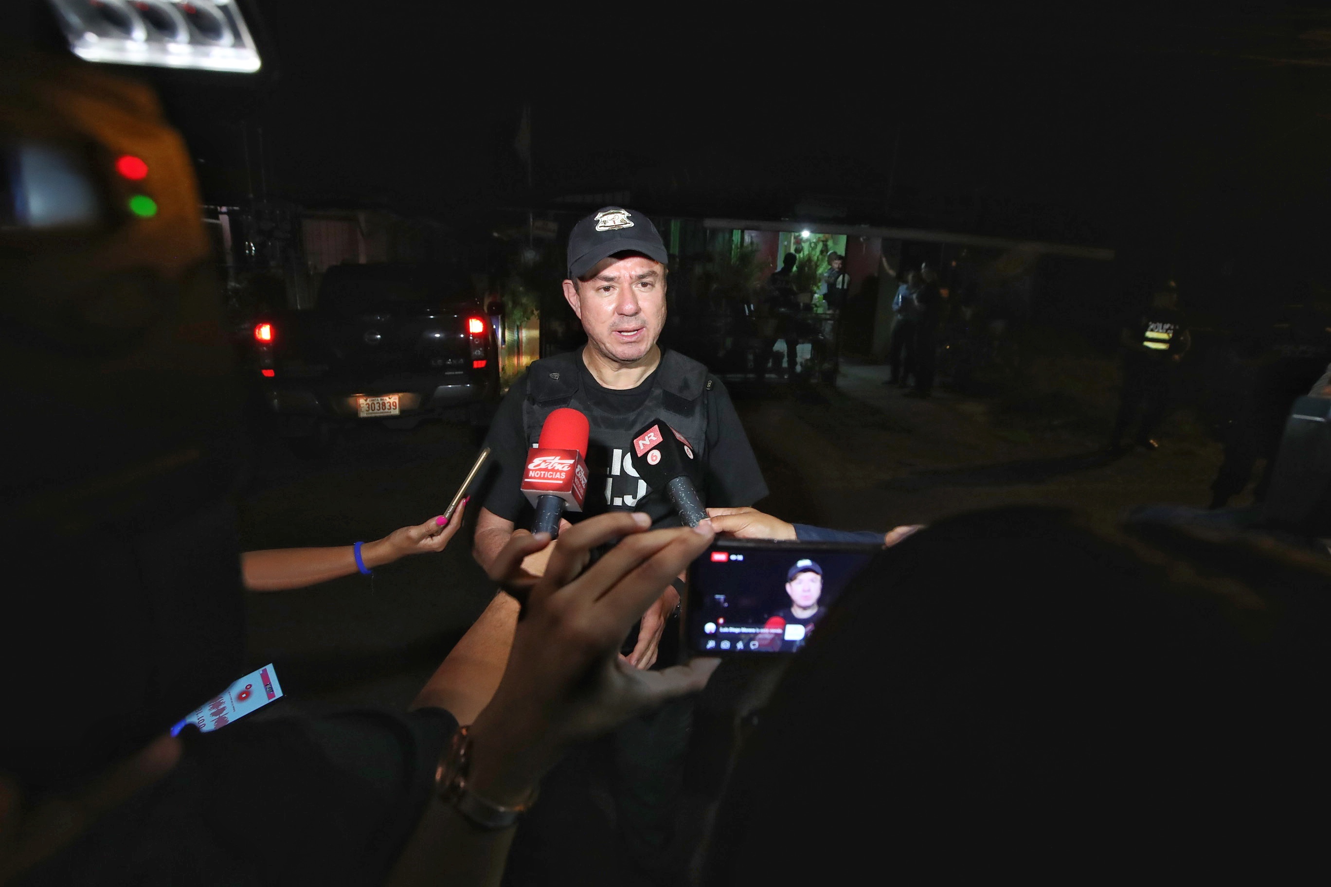 04/03/2020/ Allanamientos simultáneos por parte del OIJ en Cieneguita Limón por caso de extranjero asesinado en 2018 / en la foto Walter Espinoza Brinda declaraciones en Matina Limón foto: John Durán