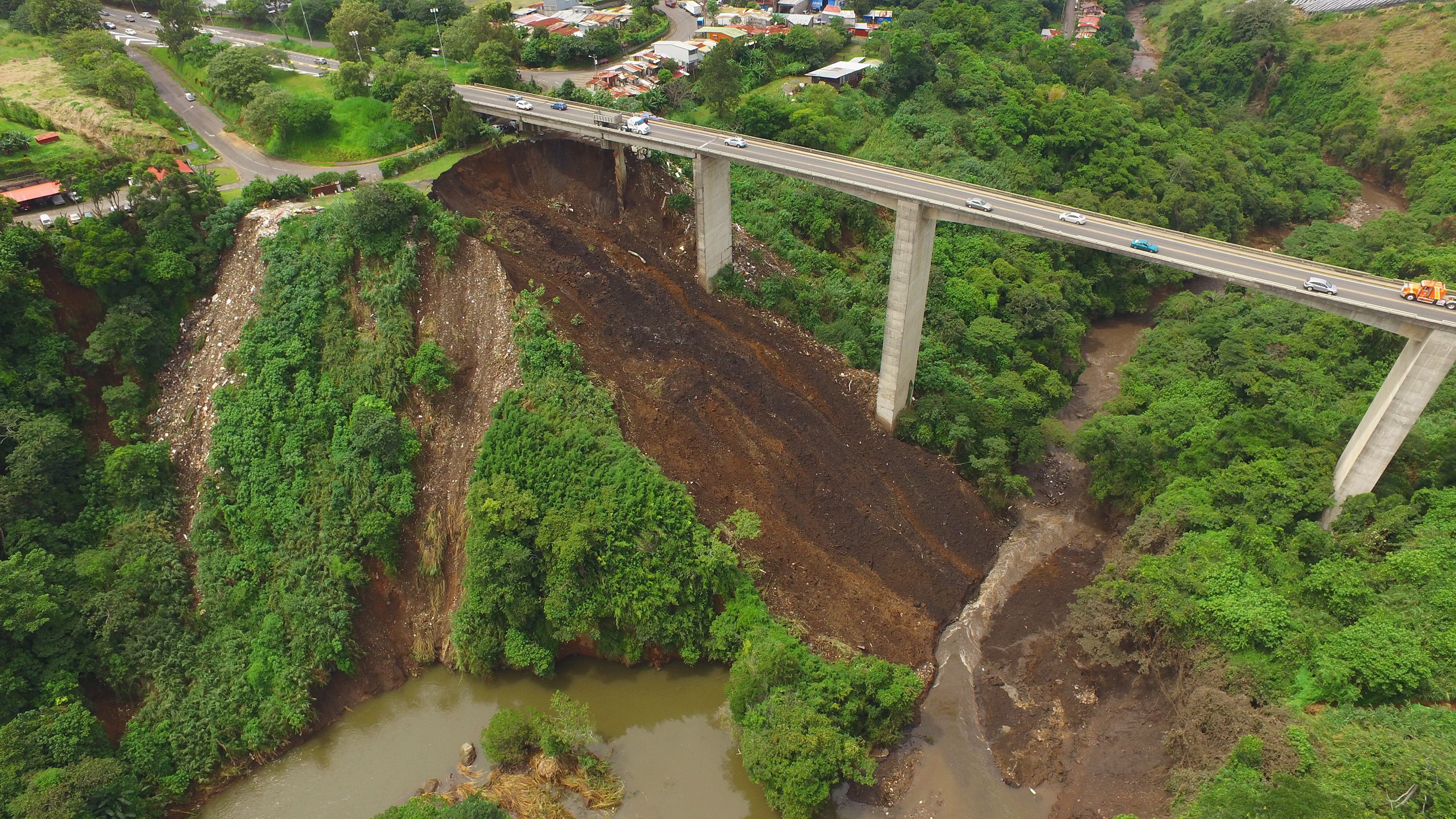 El MOPT descartó daños en la estructura del puente.