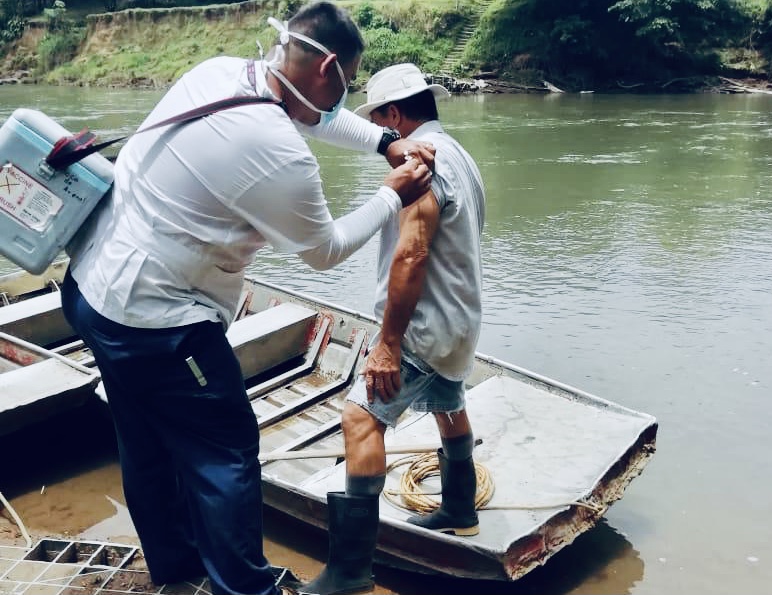 Ir a buscar a los pacientes de las zonas alejadas es también una de las estrategias de la región Huetar Norte, como el caso estos ATAPS que se 'toparon' en el río San Carlos a dos adultos que llegaron en lancha desde Boca Arenal. Foto: CCSS para LN.