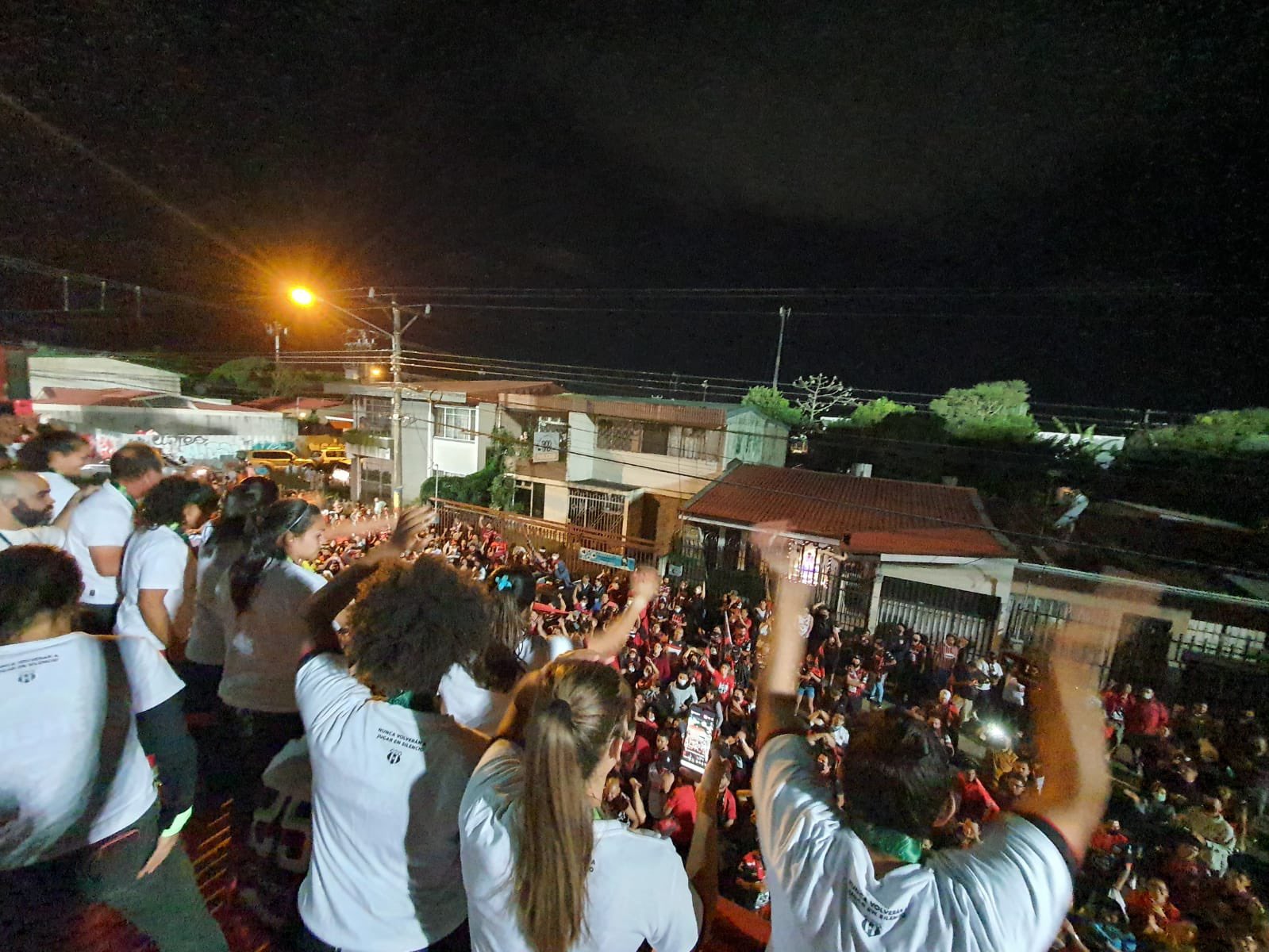 El equipo femenino de Alajuelense se asomó desde el balcón del sector sur del Estadio Alejandro Morera Soto para festejar con el liguismo.