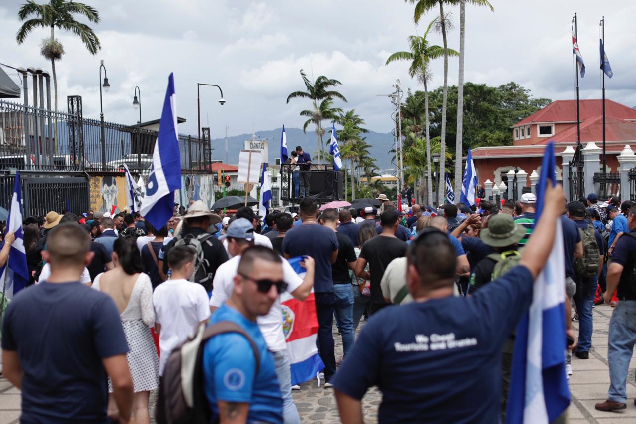 Policías y sindicalistas se manifestaron frente a la Asamblea Legislativa, pidiendo ser excluidos de la reforma al empleo público. Fotografía: José Cordero.