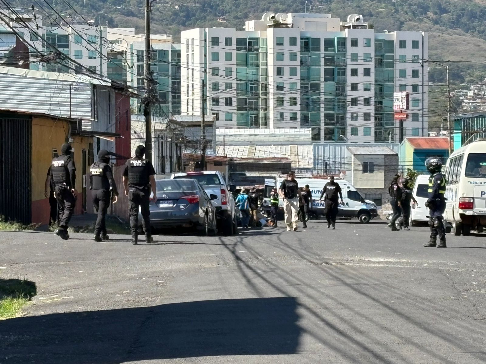 Los operativos se desarrollan este martes en Hatillo y Sagrada Familia para desarticular al grupo conocido como “los Lara”.
