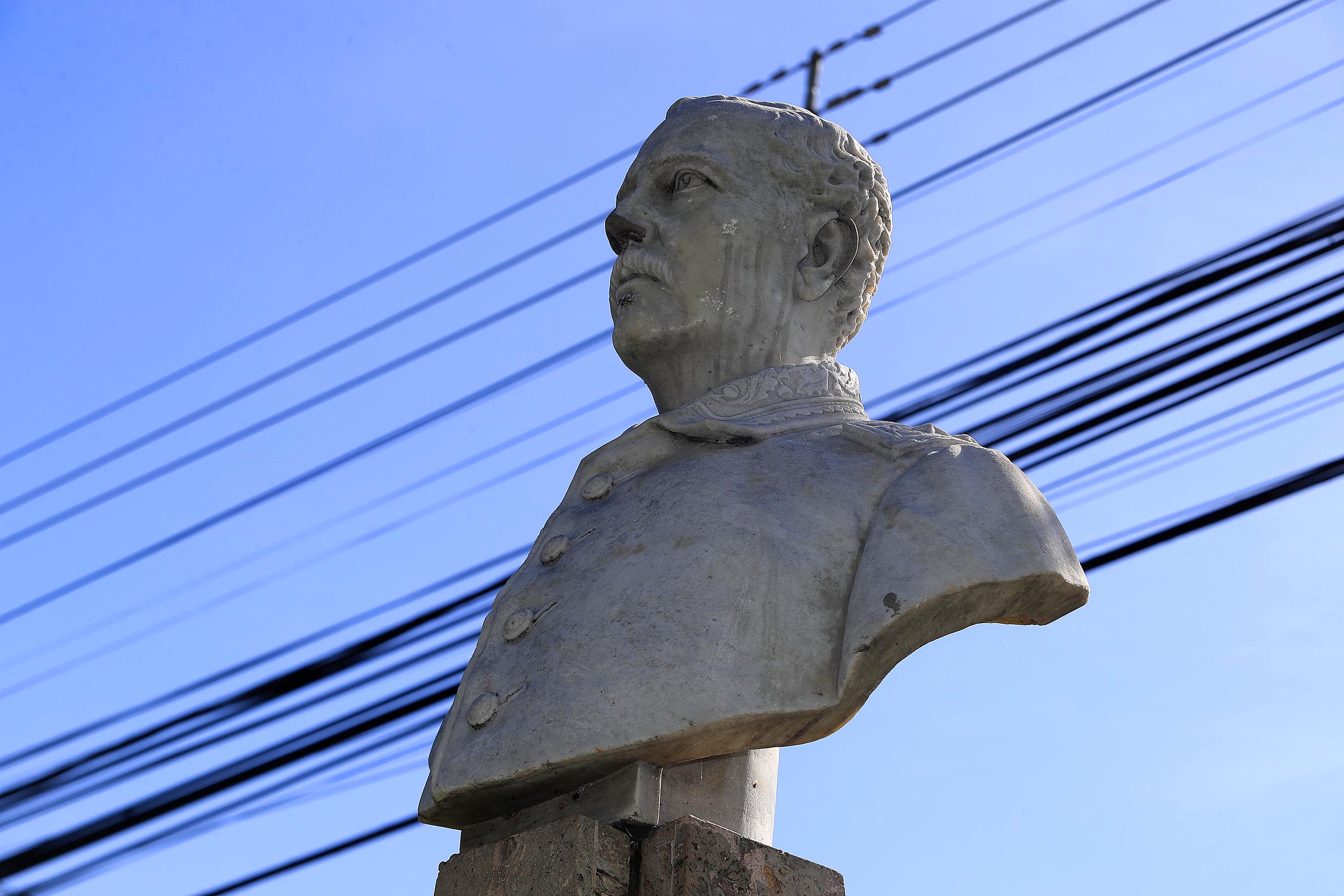 23/06/2022 Alajuela. Busto de Próspero Fernández Oreamuno, ubicado a la derecha del pasillo central en el sector este del parque que lleva su nombre.