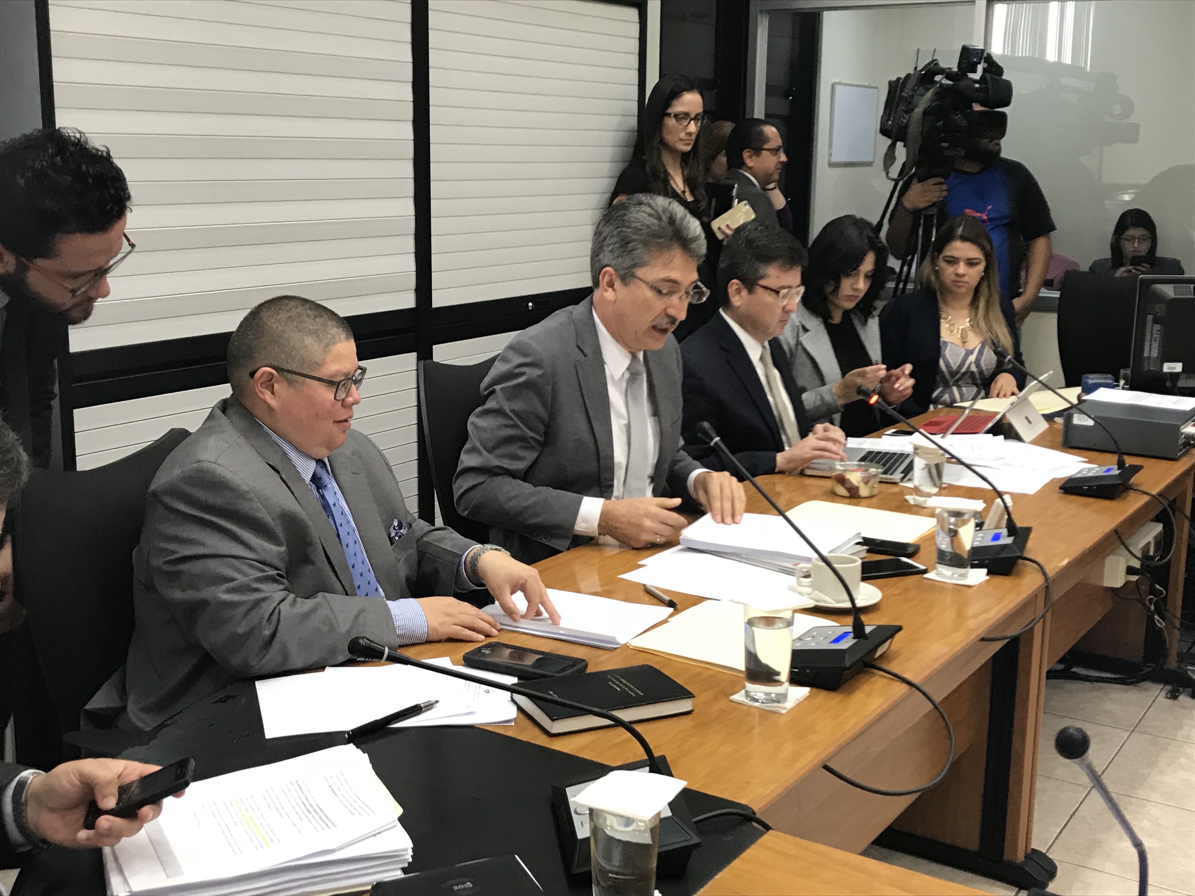 11/06/2018. Asamblea Legislativa. El presidente de la Comisión Especial de Reforma Fiscal, Welmer Ramos, leyó más de 528 mociones que quedaron pendientes del trámite que dieron los anteriores diputados al plan tributario. Todas se desecharon y quedan cerca de 1000 pendientes. Foto: Aarón Sequeira