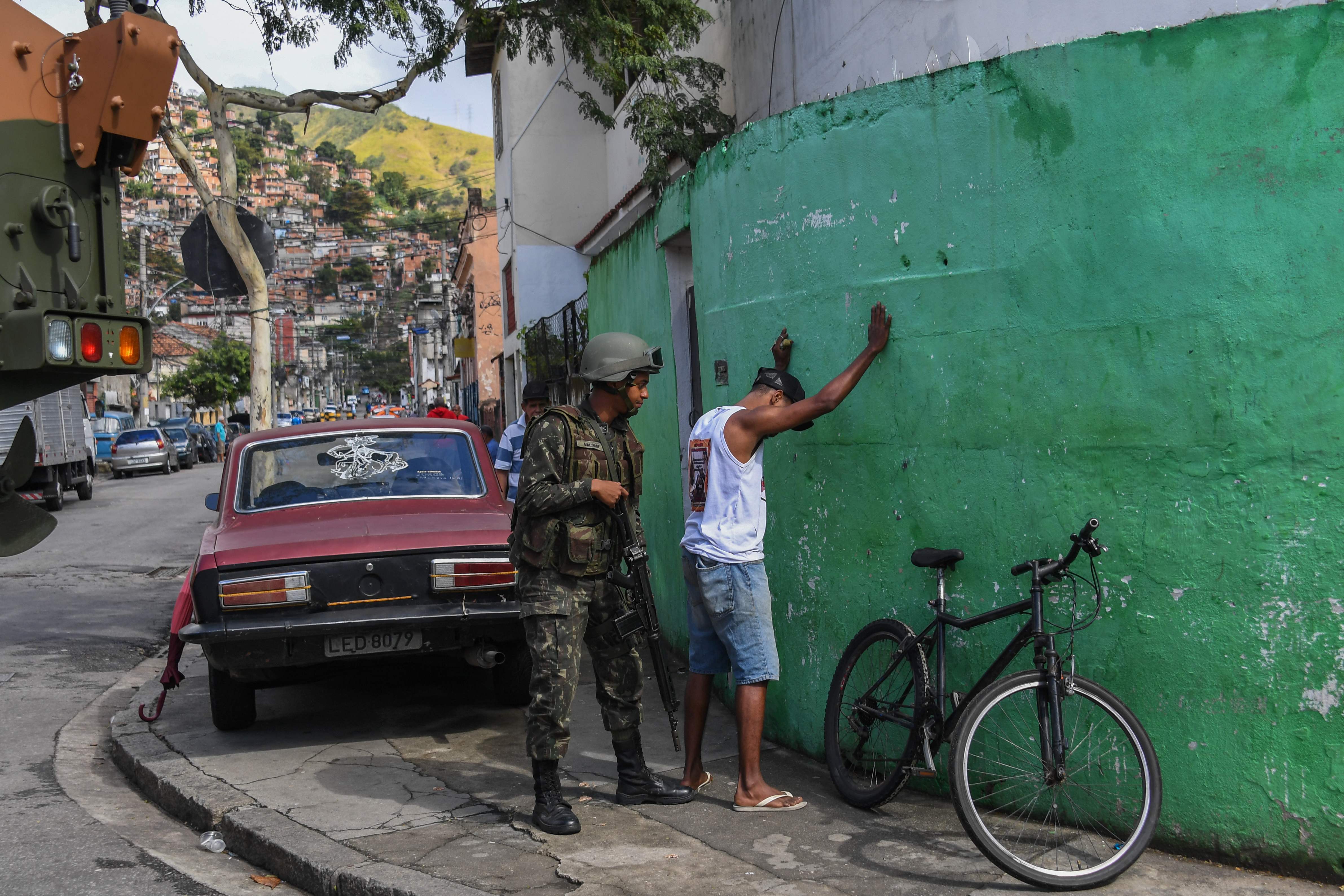 Un soldado requisa a un hombre en Río de Janeiro, Brasil, durante un operativo contra pandillas delictivas.