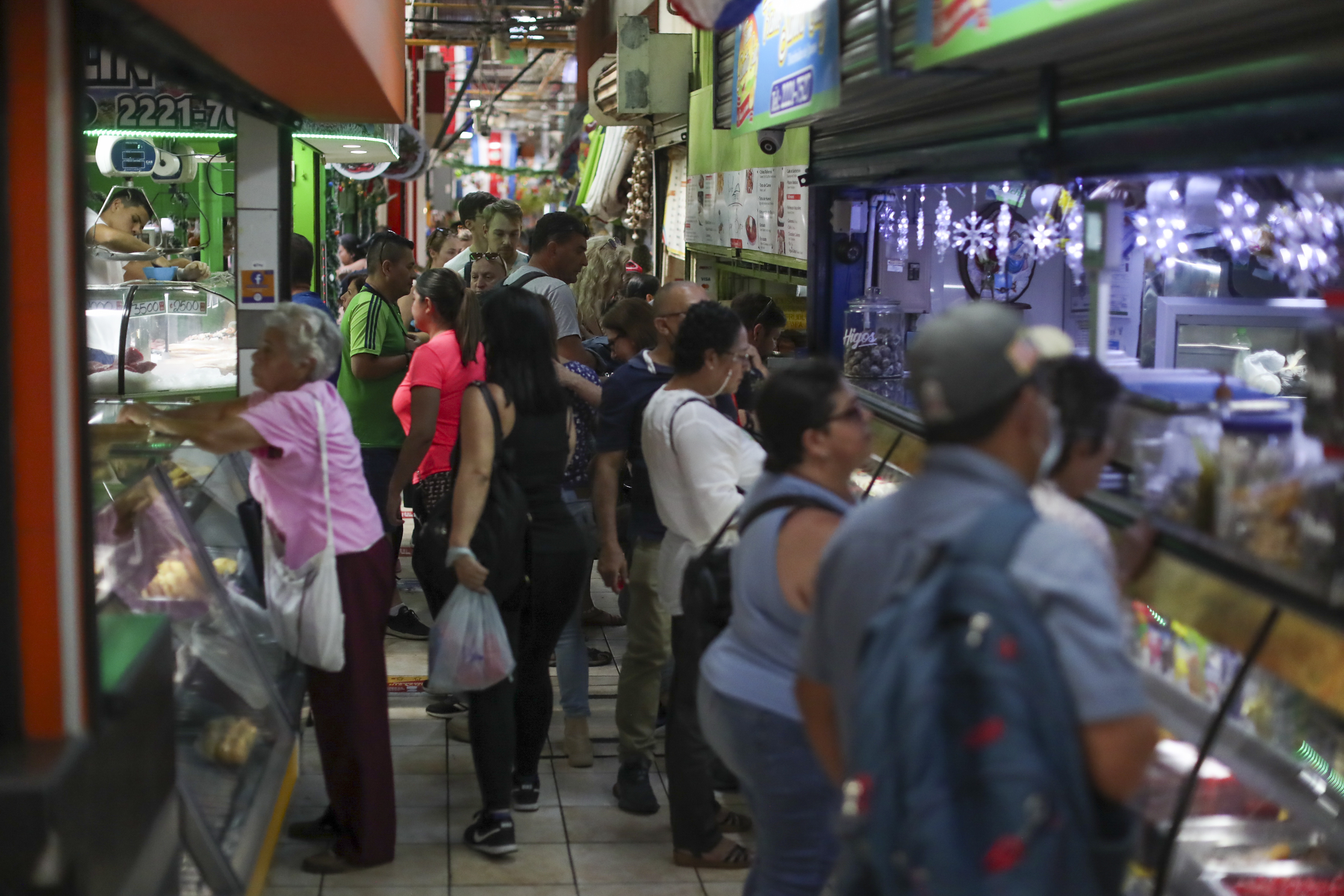 El Índice de Confianza del Consumidor (ICC) de la Universidad de Costa Rica alcanzó 49 puntos en agosto del 2023, manteniéndose en terreno pesimista según el centro de estudios