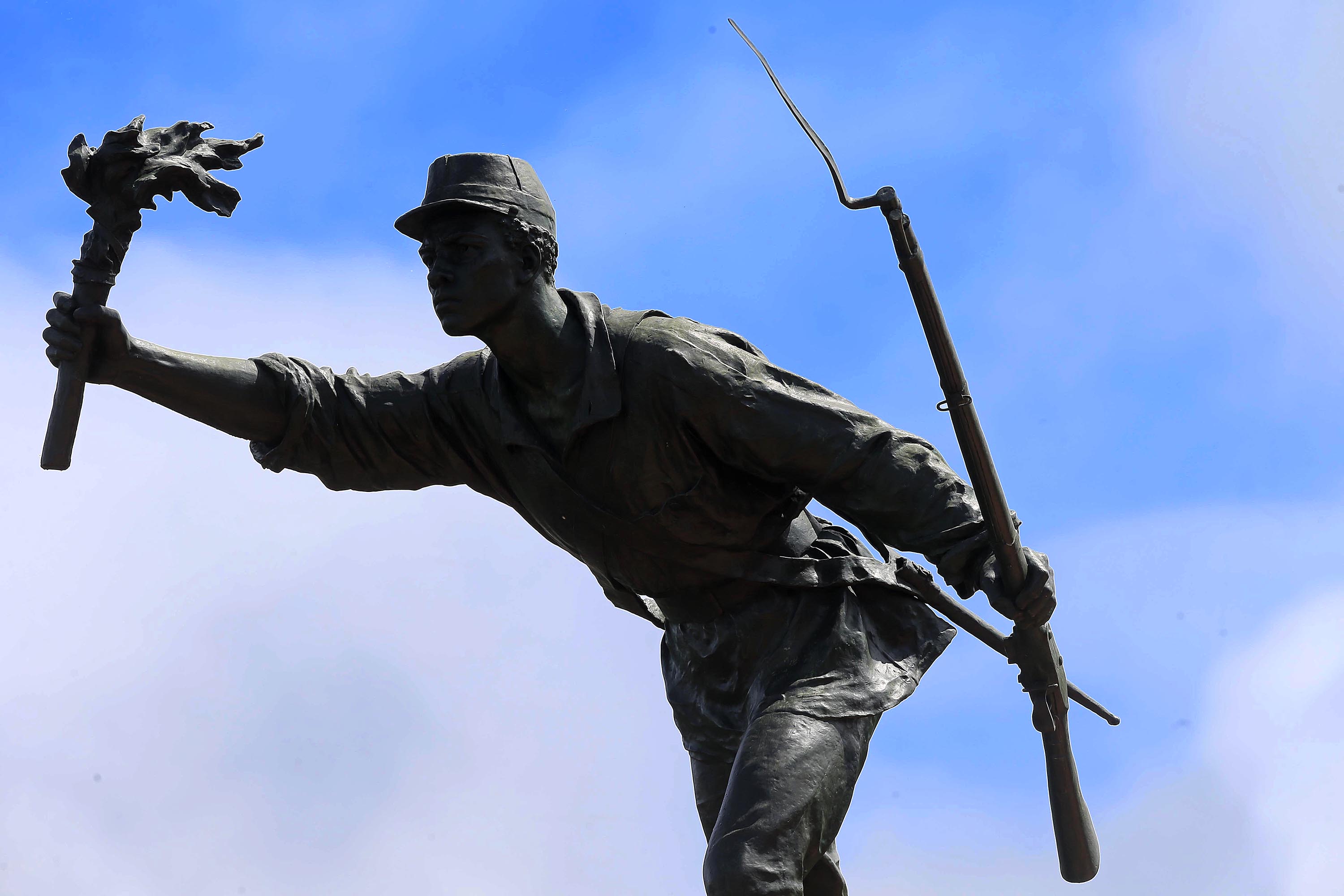 Monumento a la memoria de Juan Santamaría, para perpetuar de ese modo el recuerdo glorioso de aquel héroe de la Campaña Nacional de 1856. Esta estatua fue realizada por el escultor francés Arístide Croisy, a quien se le había encomendado su realización y se inauguró el 15 de setiembre de 1891.
