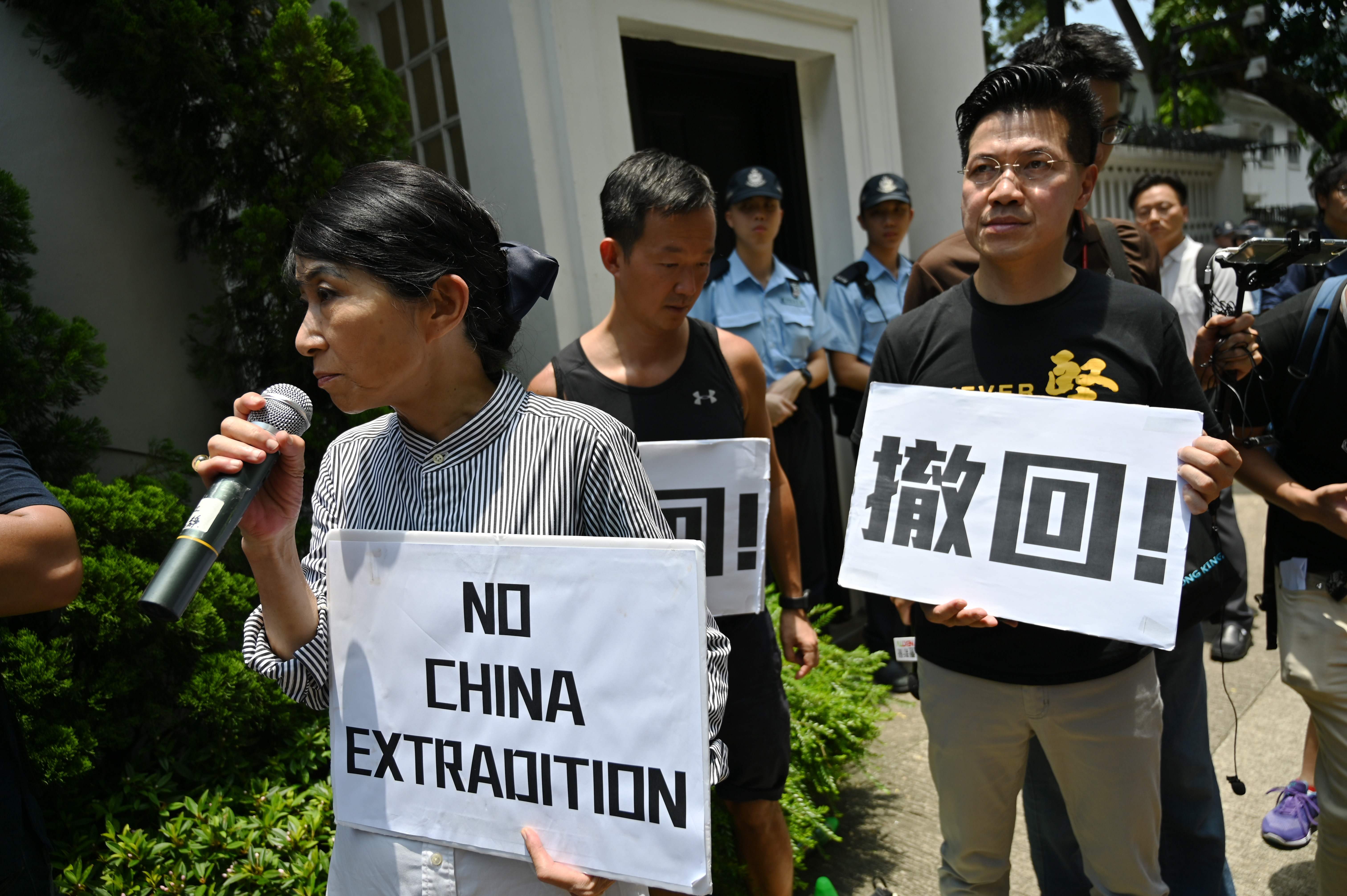 Manifestantes frente a la Casa de Gobierno, en Hong Kong, el 15 de junio de 2019. Foto: AFP
Foto: AFP