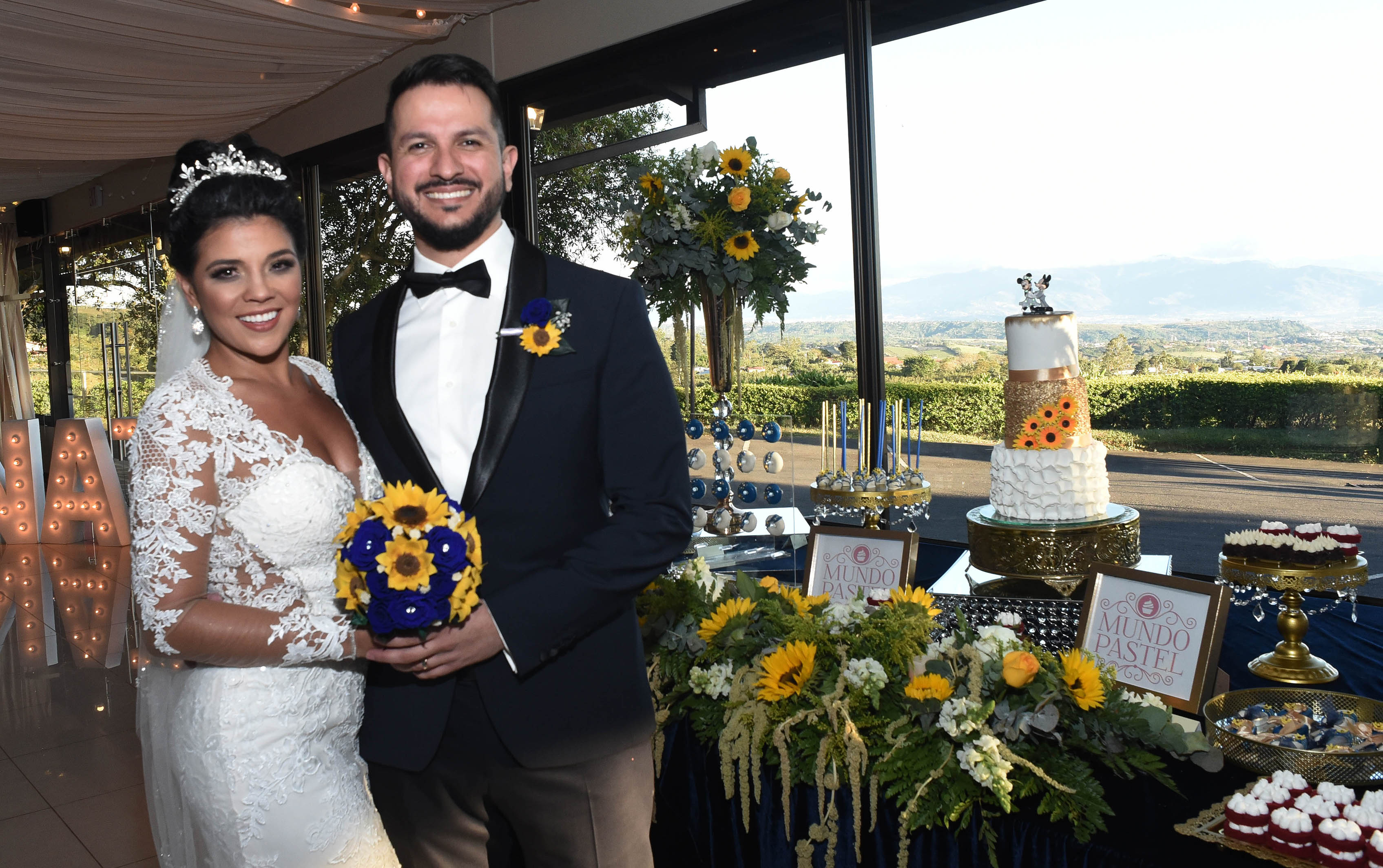 29/02/2020. Hora 3:00 p.m
Natalia Rodriguez presentadora de Sábado Feliz contrajo matrimonio con Emilio Garro en el centro de eventos La Colina en San Isidro de Grecia.
En la foto Emilio Garro y Natalia Rodriguez .
CARLOS GONZALEZ/AGENCIA OJOPOROJO