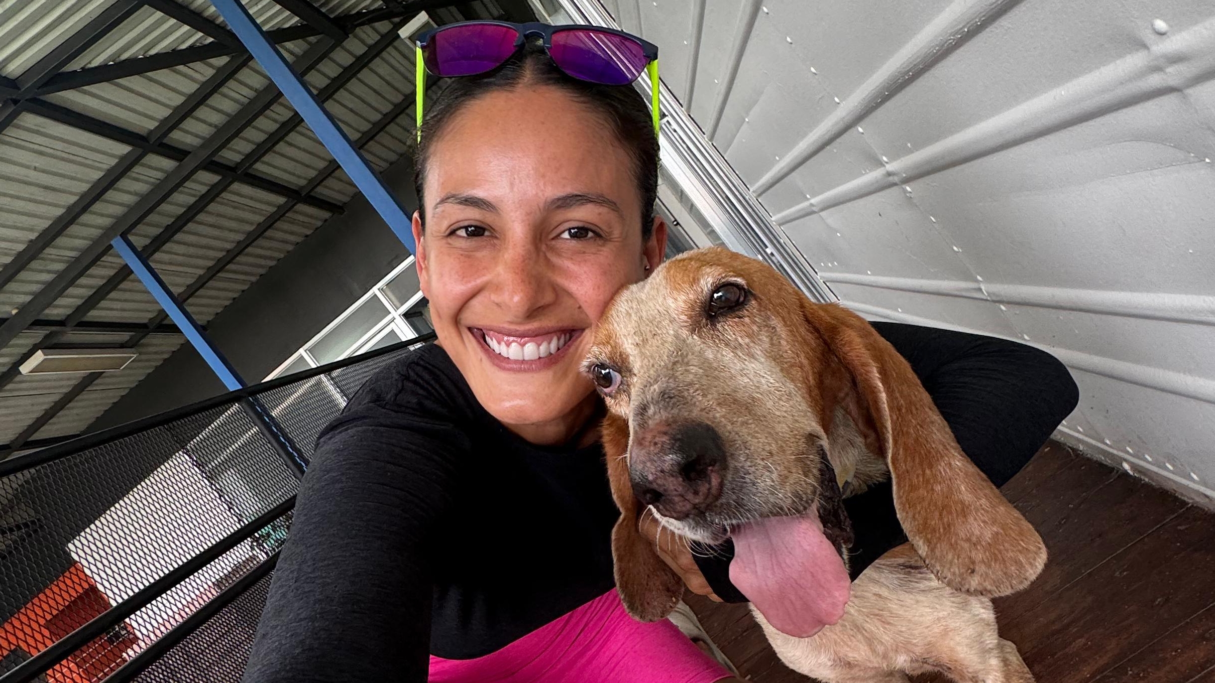 Imagen de Johanna Solano abrazando a su perro Orejas.