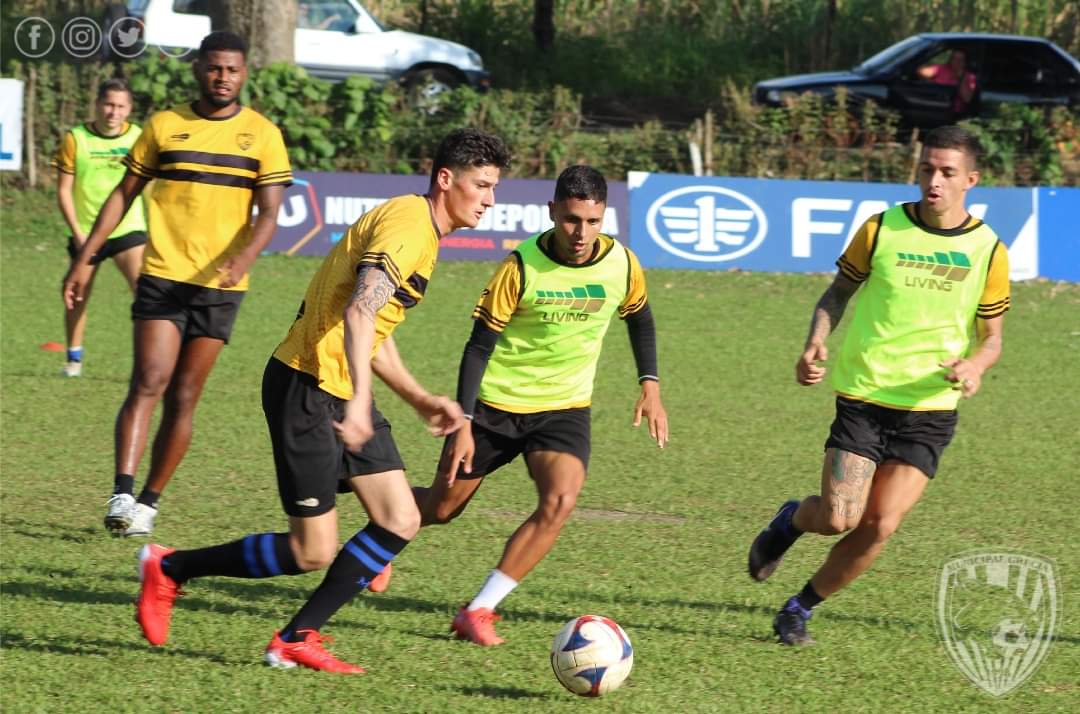 Grecia fichó al defensor sub23 Yohan Zetuna (con balón) para el Torneo de Clausura 2022. El futbolista es de origen iraquí y llega procedente del fútbol mexicano.