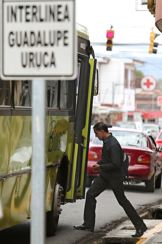 El estado de las paradas en las rutas de interlíneas no es el mejor para los usuarios que utilizan este servicio | ALBERT MARIN