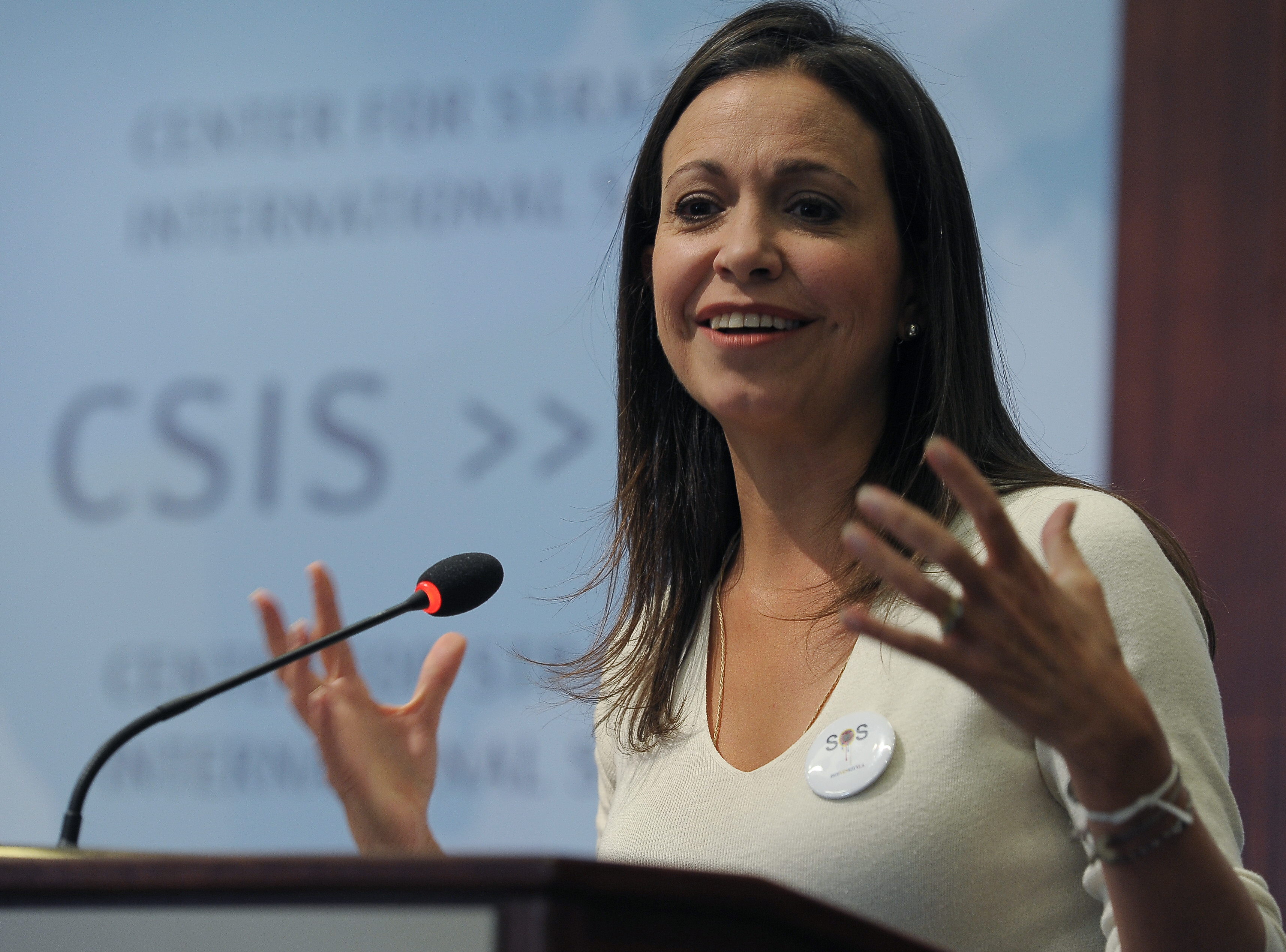 WAS01. WASHINGTON (EE.UU.), 20/03/2014.- La diputada opositora venezolana María Corina Machado habla hoy, jueves 20 de marzo de 2014, en su primer acto público en Washington (EE.UU.), donde mañana hablará ante el Consejo Permanente de la Organización de Estados Americanos (OEA). Machado aseguró que el proceso de cambio iniciado a través de las protestas contra el Gobierno de Nicolás Maduro es "irreversible" y que los estudiantes "han arrebatado la máscara democrática" al presidente de Venezuela. EFE/LENIN NOLLY