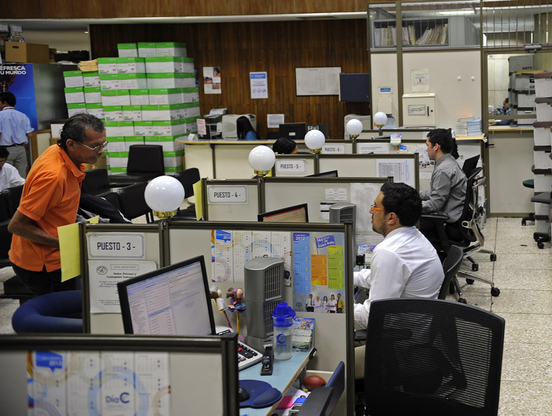 07-10-2013. Hora: 01:45 p.m. Fotografías de los distintos servicios que ofrece la Caja Costarricense de Seguro Social (CCSS) en sus oficinas centrales en San José. En la foto, el área de atención a patronos, donde se tramitan en su mayoría certificaciones de que están al día.
Fotos: Mayela López