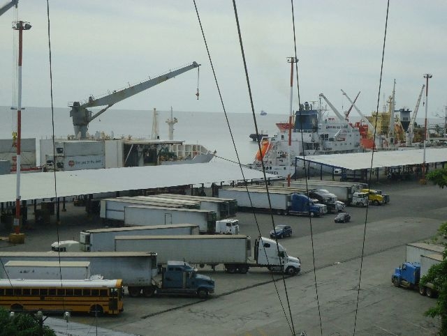 18/06/2012. El Sindicato de Trabajadores de Japdeva (Sintrajap) se lanzó hoy nuevamente a las calles para presionar al Gobierno a que ceda en la exclusividad del manejo de contenedores en el puerto de Moín, otorgada a la empresa APM Terminals.
La marcha fue promovida por la Federación de Estudiantes de la Universidad de Costa Rica, con esta es la tercera vez que los muelleros se lanzan a las calles desde que inició el movimiento de huelga que esta martes cumple una semana.
