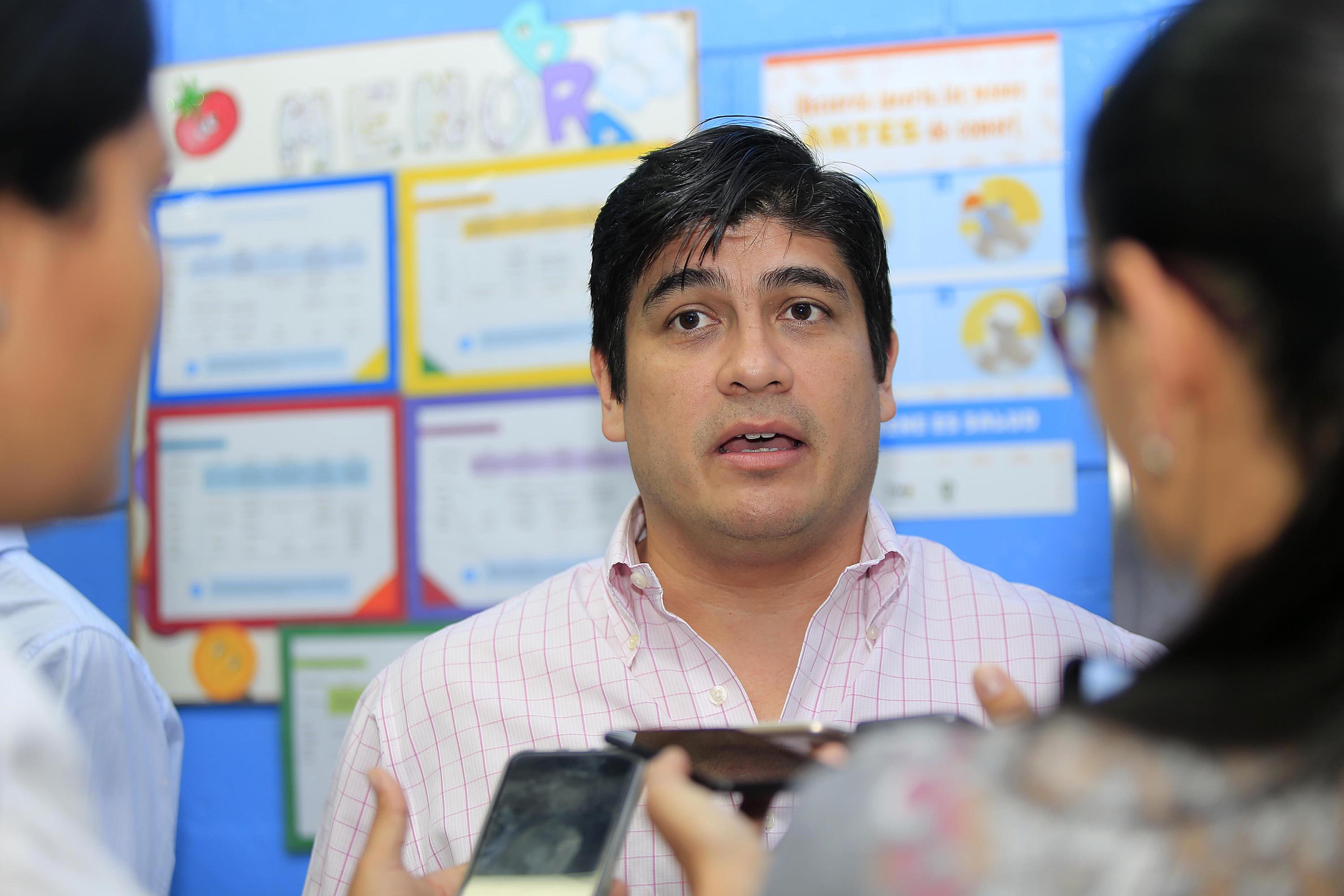 10/02/2020 Tibás. El presidente de la República, Carlos Alvarado, inauguró está noche el curso lectivo, para la modalidad nocturna, en el Colegio Braulio Carrillo. Durante unos minutos atendió consultas de la prensa. Foto: Rafael Pacheco
