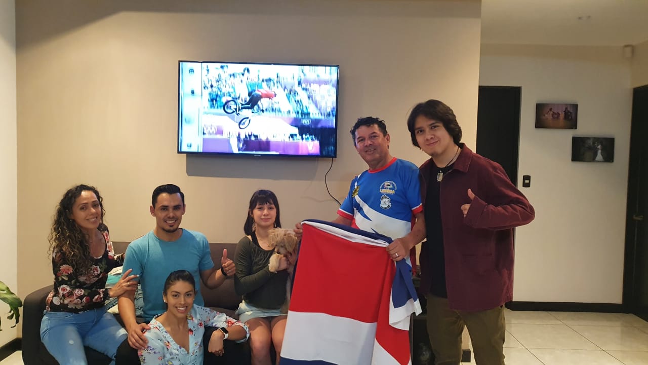 Los papás de Kenneth Tencio, Dunia Esquivel (primera a la izquierda) y Danilo Tencio (con bandera) se reunieron con sus otros hijos para ver la primera competencia del costarricense. Foto: Cortesía