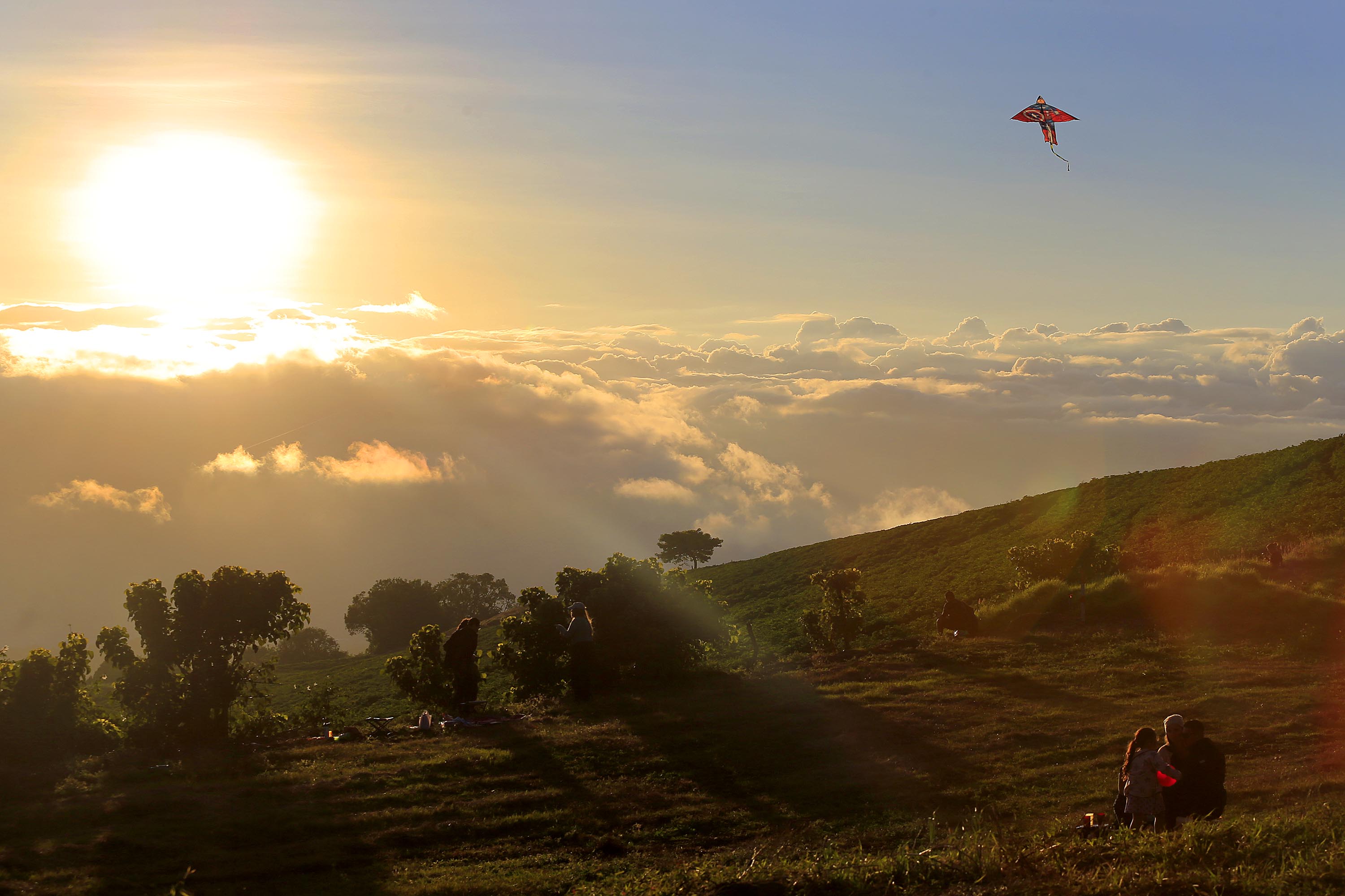06/12/2020 Tierra Blanca de Cartago. Cómo vivir el día a día sin estresarse por lo que va a pasar mañana. Muchos ven el inicio del año como la oportunidad para dejar atrás todas las preocupaciones y vivir el día sin pensar inconscientemente de manera negativa en el futuro. Darse un tiempo para compartir con la familia en espacios al aire libre ayuda a combatir el estrés. Foto: Rafael Pacheco