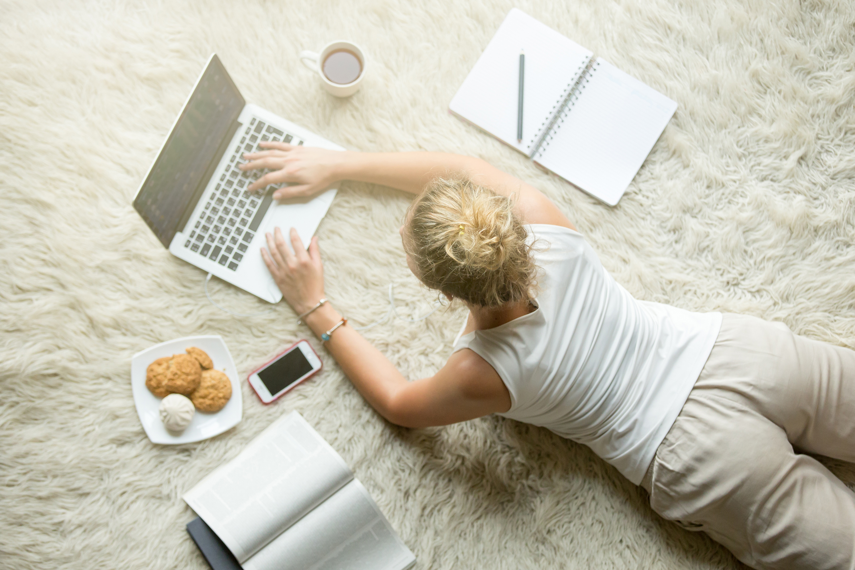 18/08/2020 "Ensayo sobre la pandemia" relax, teletrabajo relajado reflexión, fotografía de Shutterstock