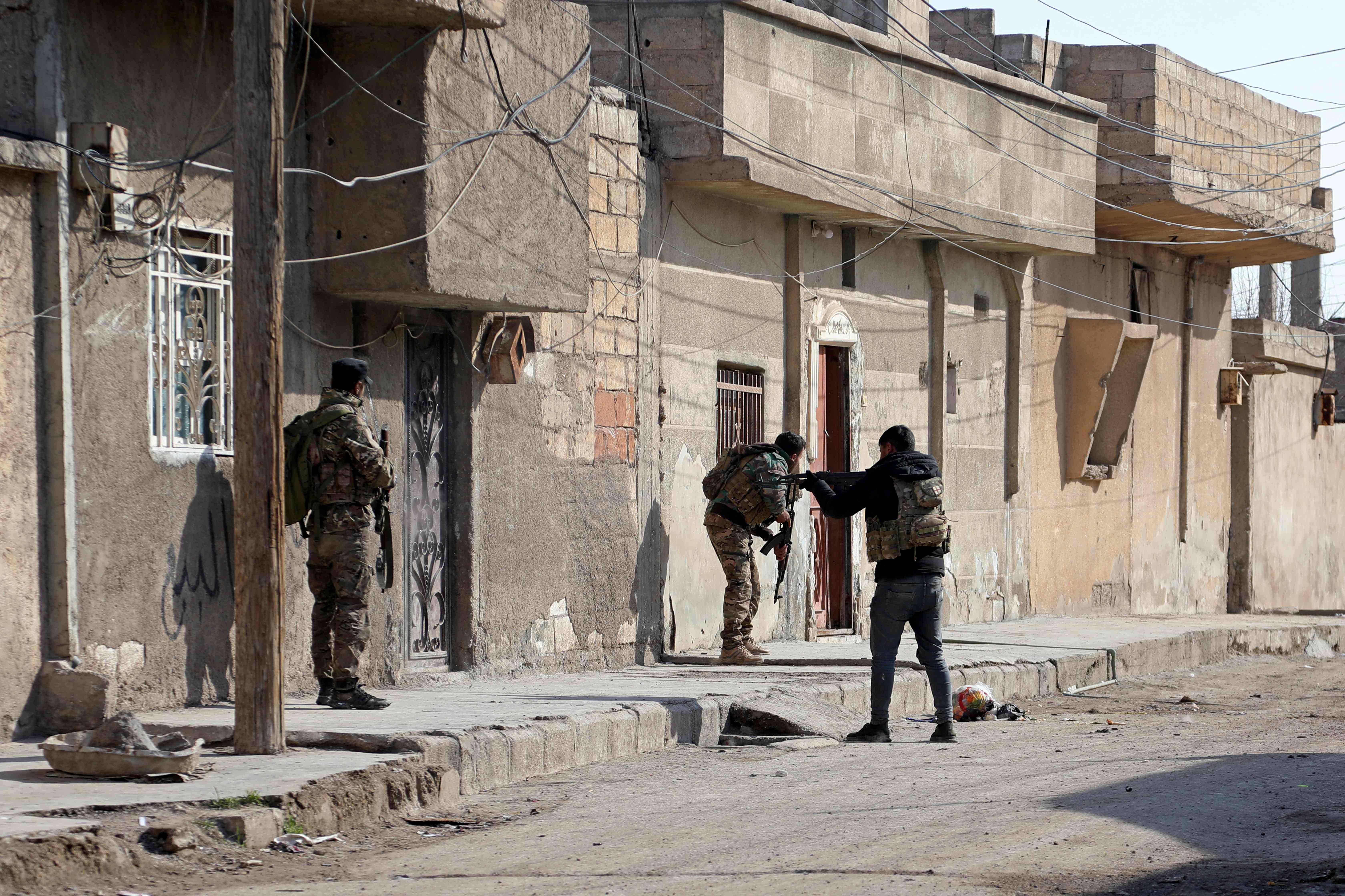 EDITORS NOTE: Graphic content / TOPSHOT - Kurdish security forces deploy in Syria's northern city of Hasakeh on January 22, 2022, amid ongoing fighting for a third day with the Islamic State group. - Fighting raged for a third day between the Islamic State group and Kurdish forces in Syria after IS attacked a prison housing jihadists, with the violence killing nearly 90, a monitor said. (Photo by AFP)