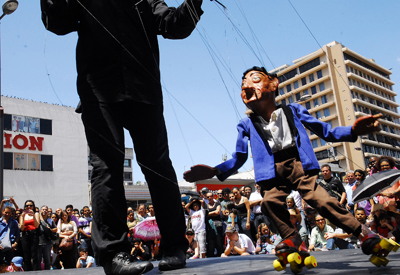 EEl personaje del Abuelo se robó el show en la Plaza de la Cultura. Fotografía: Mario Rojas para LN.