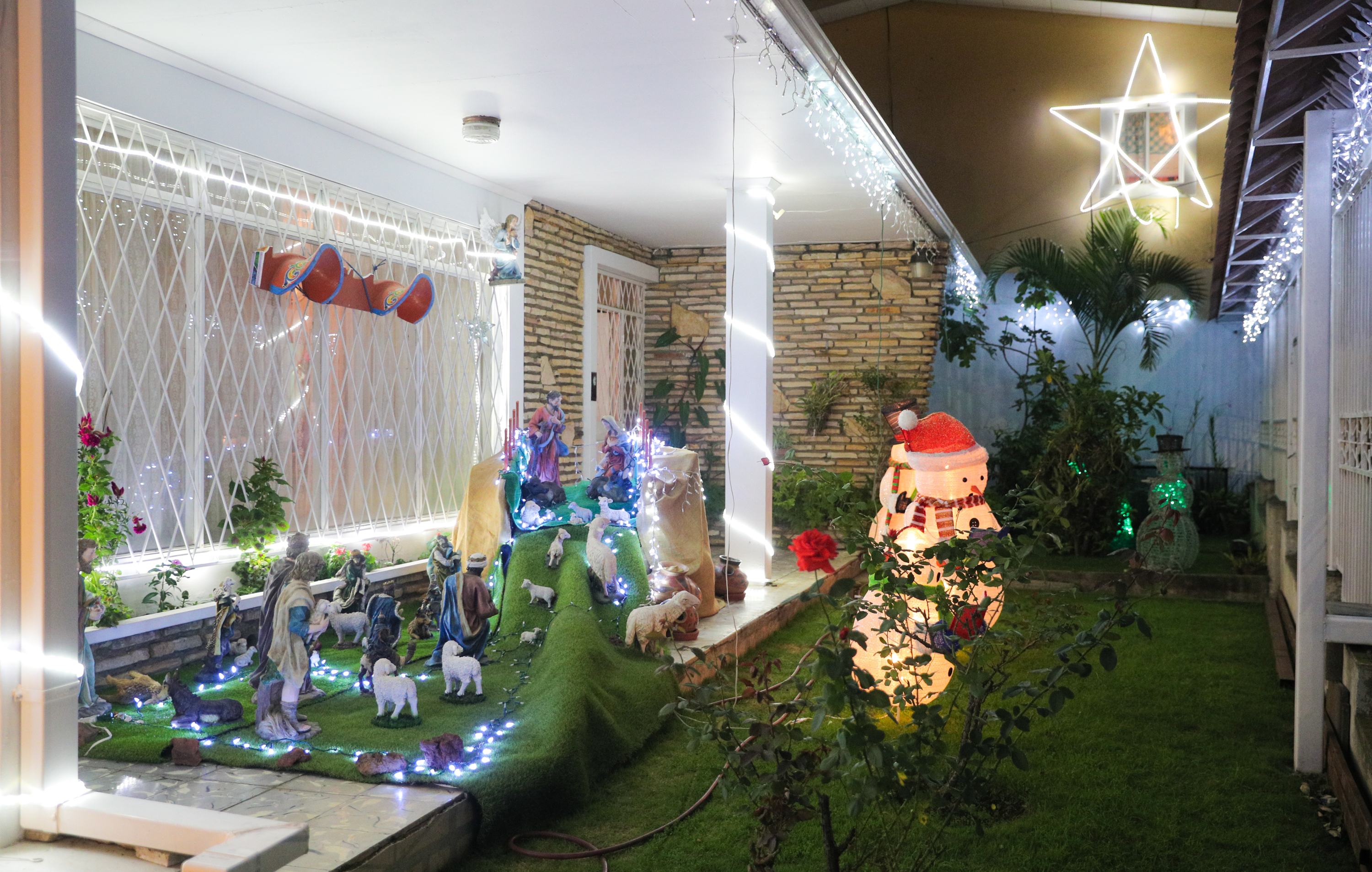 31/10/2018. Tibas. Recorrido por varias casas donde las familias empezaron a decorar de navidad desde finales de octubre. En la foto casa de la familia Edwin Hernandez, Mirian Avila, Fabiola (niña), Edwin Hernandez (señor mayor) y Nora de Hernandez (señora mayor). Fotos Jeffrey Zamora
