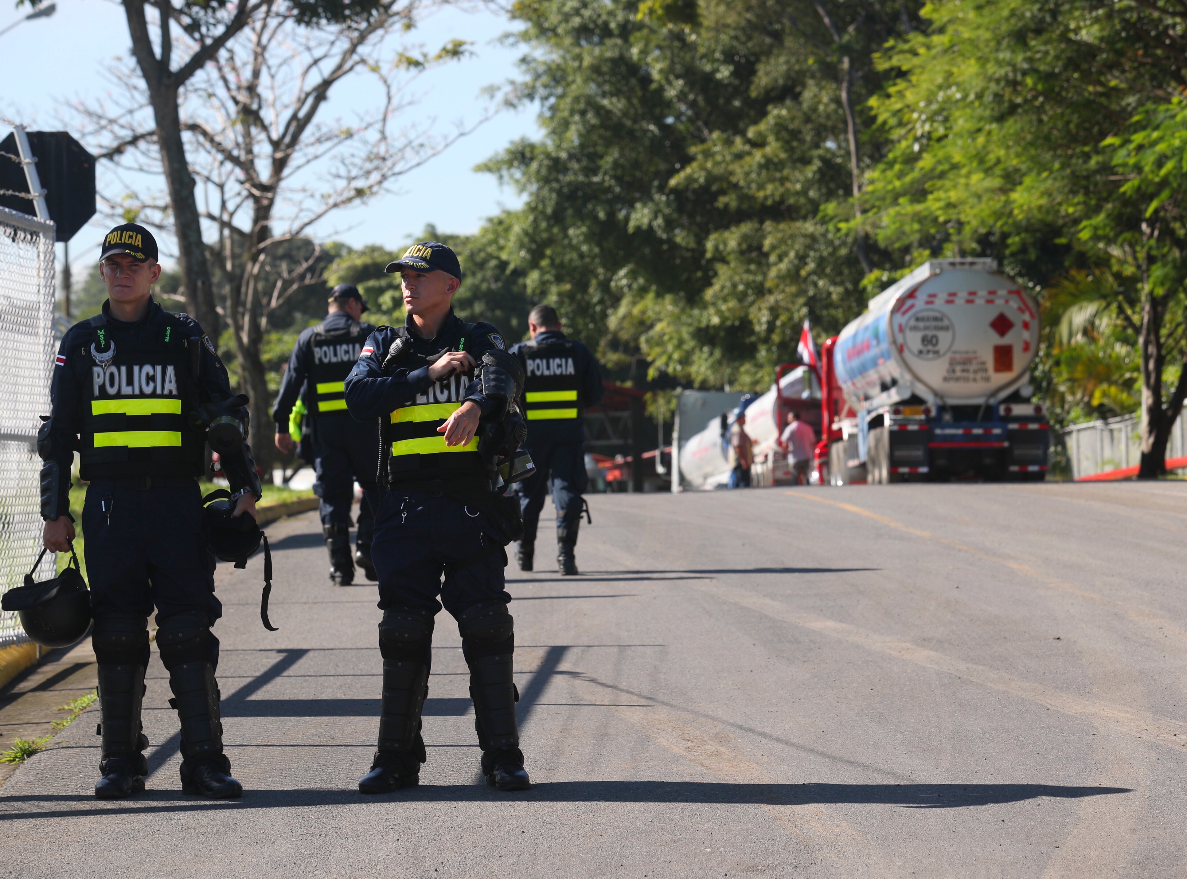 17-09-2018 / Diferentes manifestaciones se presentaron en el país debido a la huelga nacional promovida por empleados públicos / Varios camiones cisterna hacen fila a un costado de la pista a la altura de la Garita para abastecerse de combustible en el plantel de RECOPE de la Garita de ALAJUELA / Fotografía: John Durán