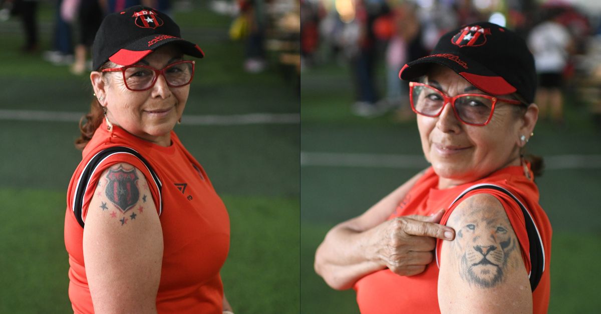Adela Sorto mostró sus dos tatuajes alusivos a Liga Deportiva Alajuelense.