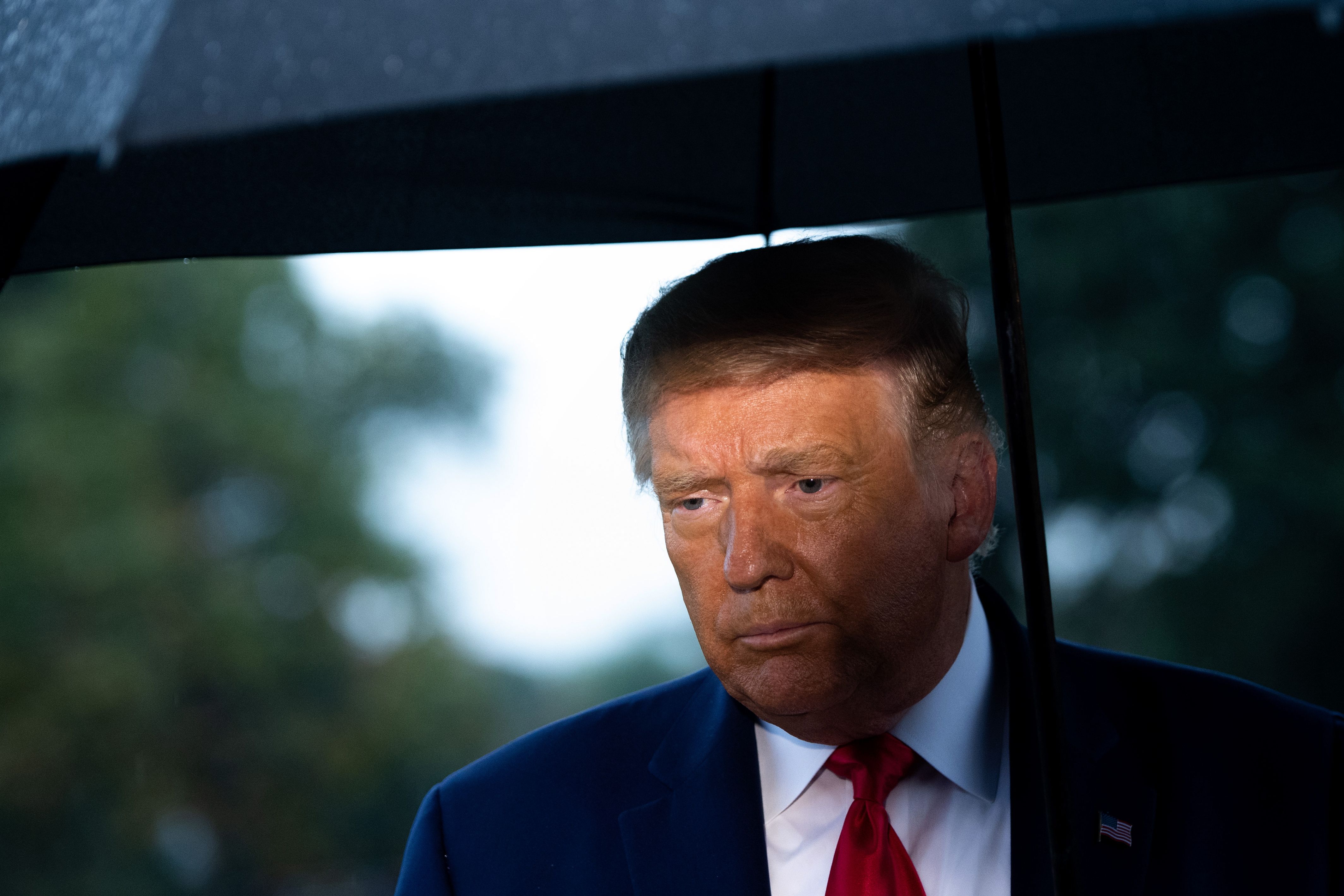 Donald Trump sostiene un paraguas en una imagen de archivo. Ilustra su postura frente a la política climática global.