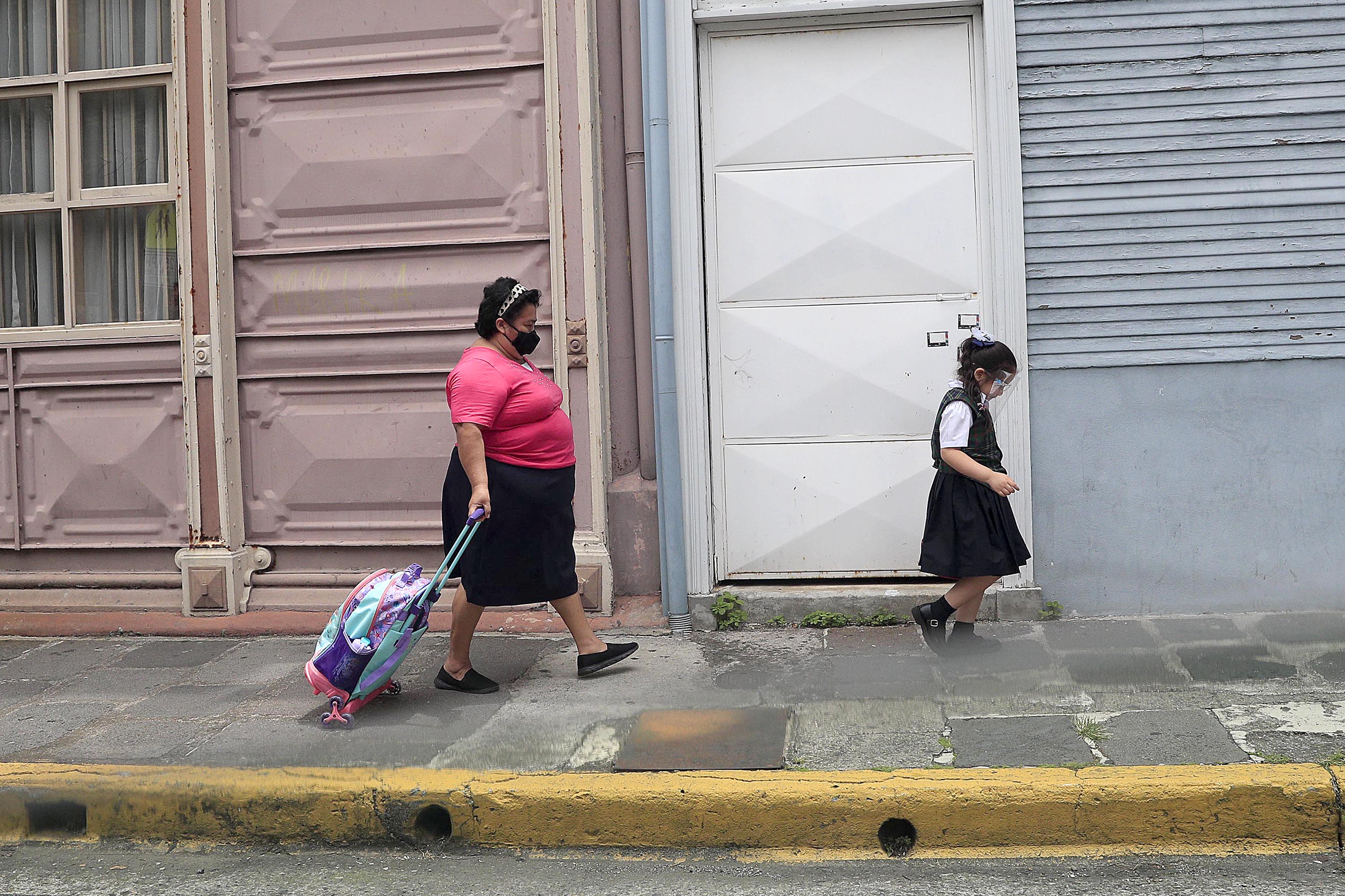 19/05/2021 San José. Recorrido por varias escuelas evidenció que los centros educatirvos funcionaron con normalidad. No se apreció escuelas cerradas o con alguna información alertando que los educadores estaban en huelga. Doña Marta Miranda recogió a su nieta Jimena Calero, a las 11:30 a.m., quien recibió clases con normalidad en la escuela Buenaventura Corrales. Foto: Rafael Pacheco