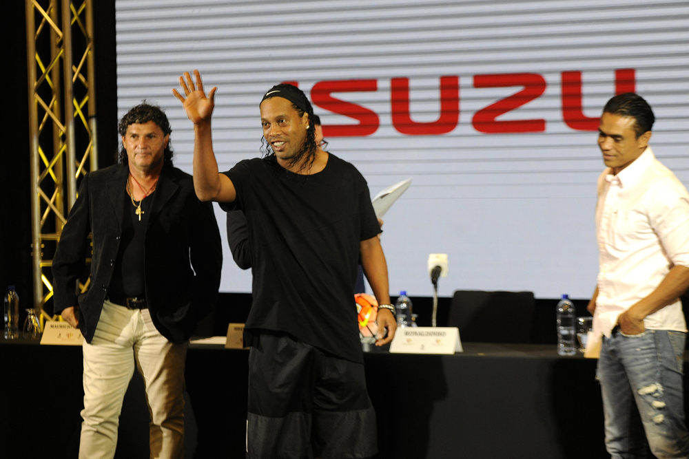 Ronaldinho dio una conferencia de prensa este lunes en horas de la noche. RAFAEL MURILLO