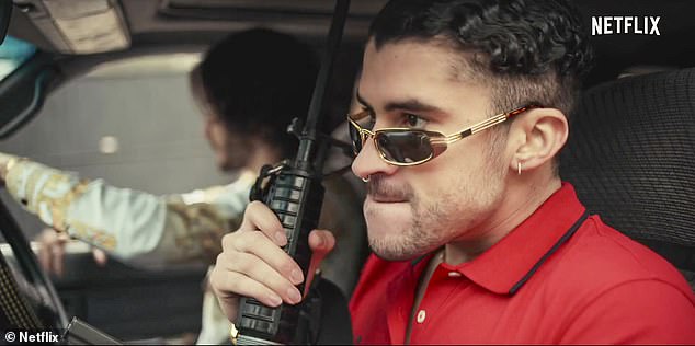 Bad Bunny interpretando a uno de los matones del cártel de Tijuana en Narcos. Foto: Netflix
