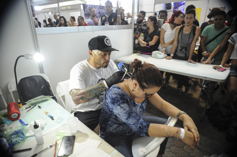 Jaqueline Quirós fue la primera persona en contratar a Ami James para que le hiciera un tatuaje en la Paradise Tattoo Convention. | JORGE NAVARRO.