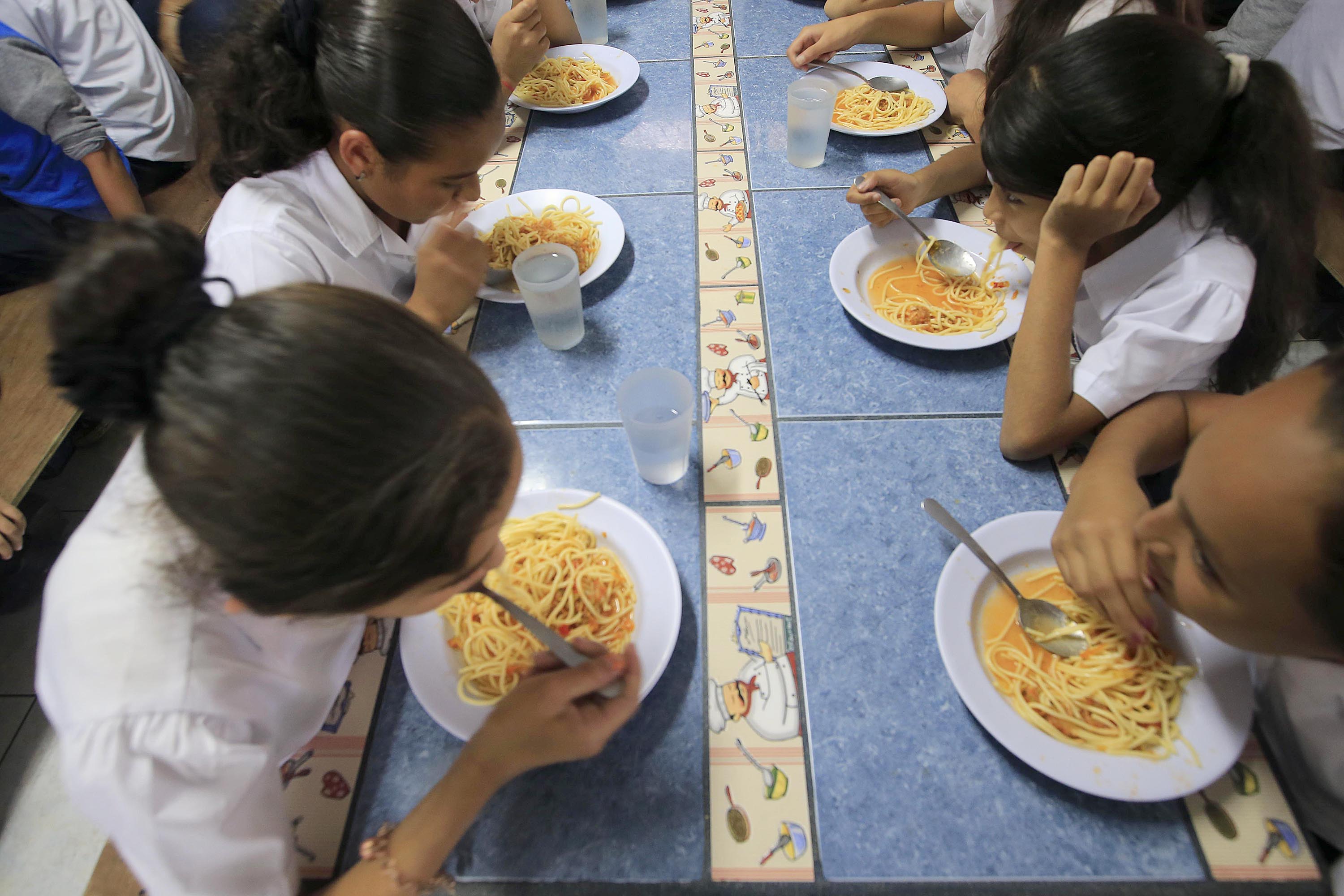 12/04/2018 León XIII. Estudiantes de la Escuela León XIII participando del almuerzo. Este centro educativo hace un esfuerzo para mantener el servicio de comedor de acuerdo con los menús que venían funcionando y no con los nuevos que sugiere el Ministerio de Educación Pública (MEP). Foto: Rafael Pacheco