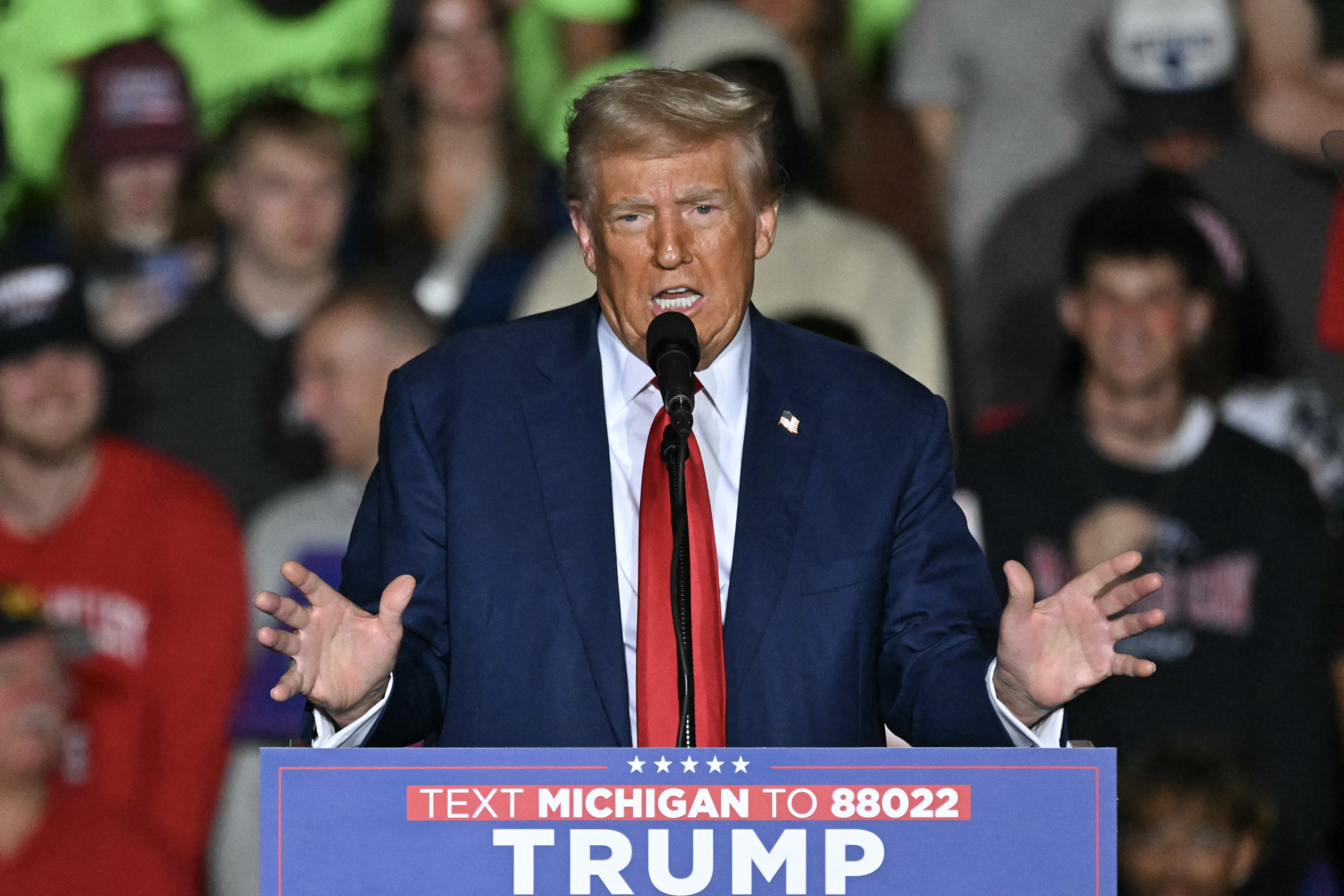 El expresidente estadounidense y candidato presidencial republicano Donald Trump habla durante un mitin de campaña en el Centro Ryder de Salud y Educación Física de la Universidad Estatal de Saginaw Valley en Saginaw, Michigan.