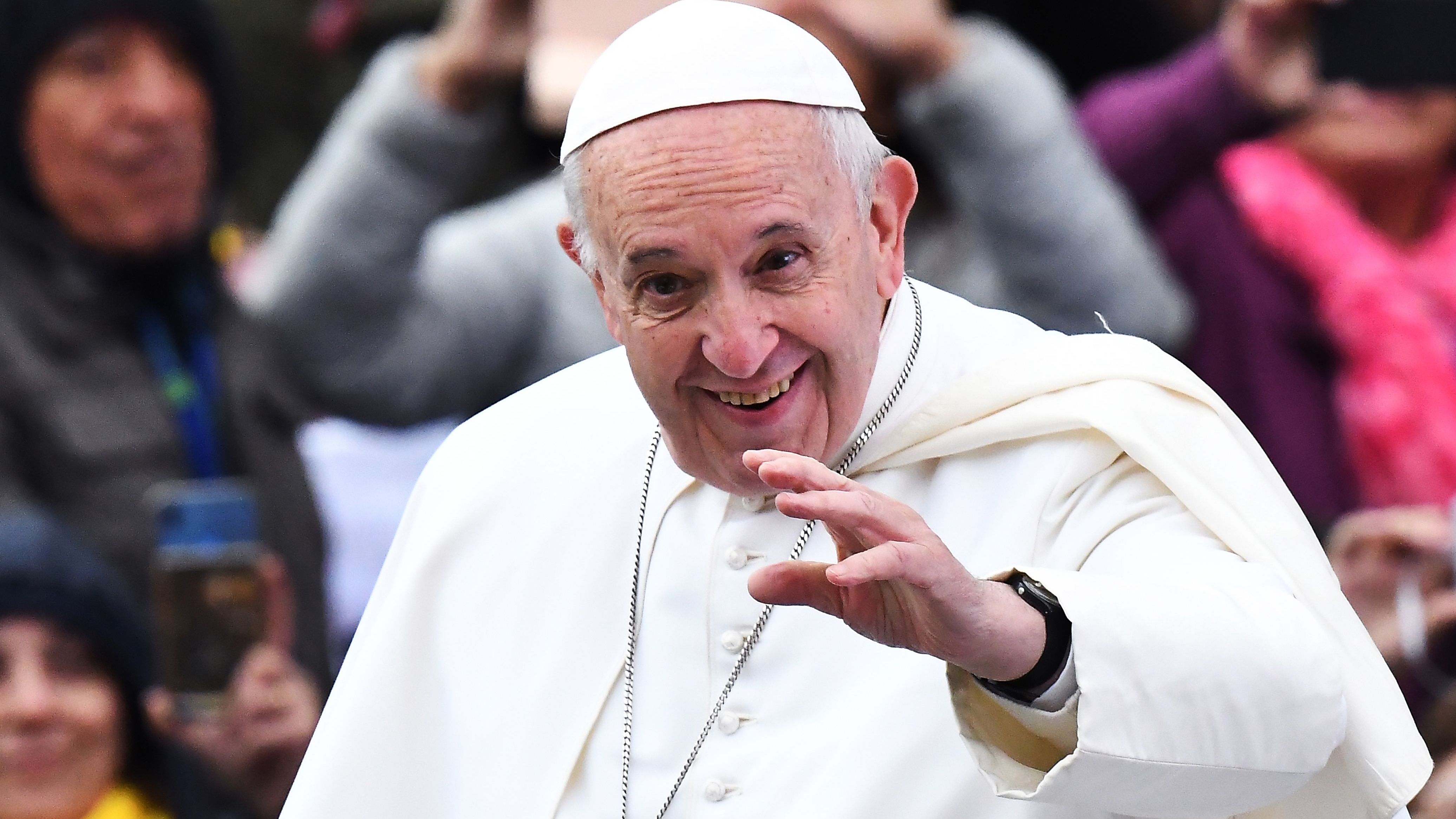 El papa Francisco llega para su audiencia general semanal en la Plaza de San Pedro, en el Vaticano, el 15 de mayo del 2019. Foto: AFP