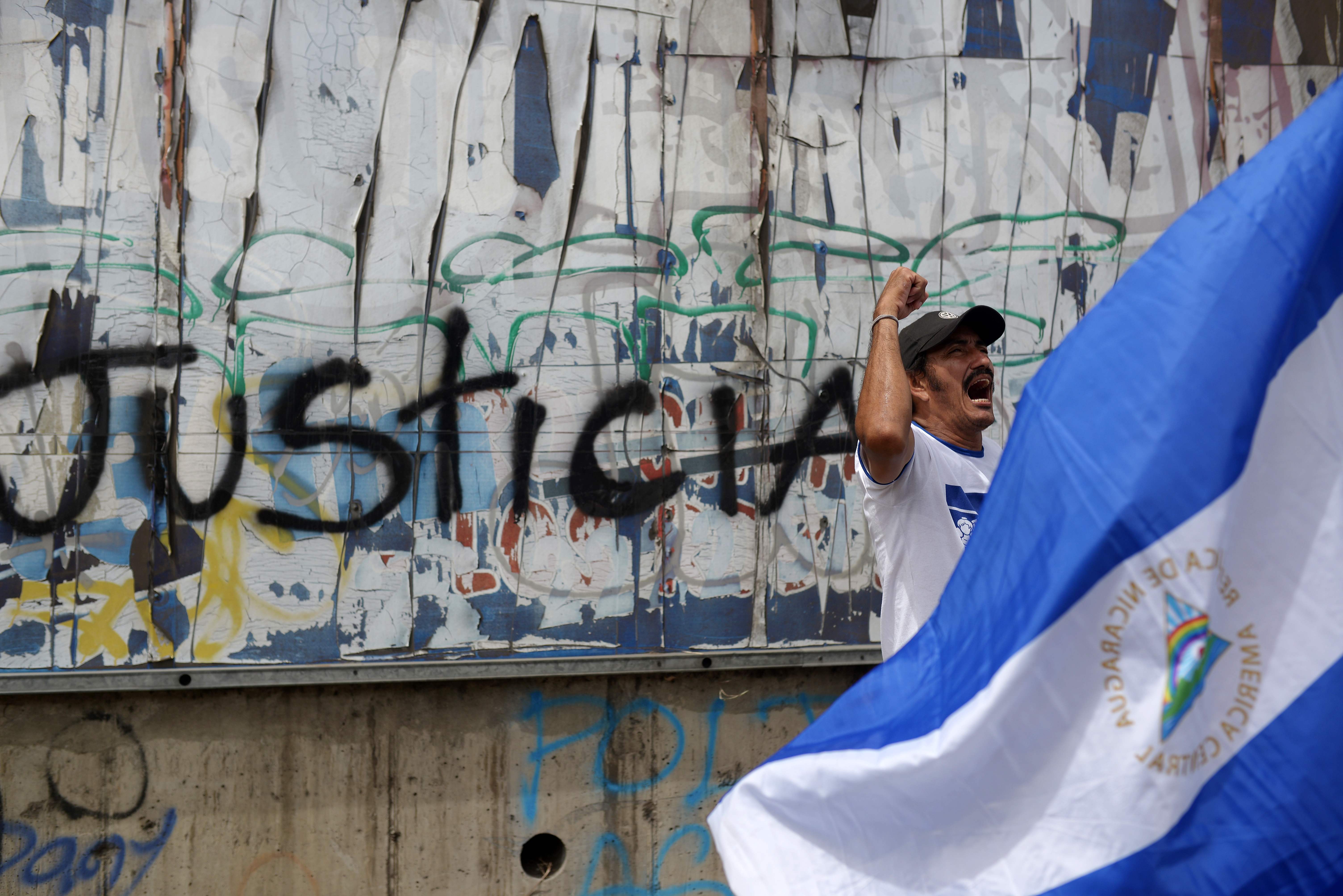 Un hombre participa en una vigilia para conmemorar los cien días de protestas contra el gobierno de Daniel Ortega en Nicaragua, el 26 de julio de 2018. AFP