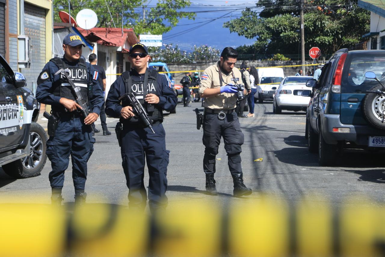 Un hombre de 36 años, identificado preliminarmente con el apellido Barboza, fue asesinado de varios disparos en la cabeza en el sector de Las Tablas, en Alajuelita.