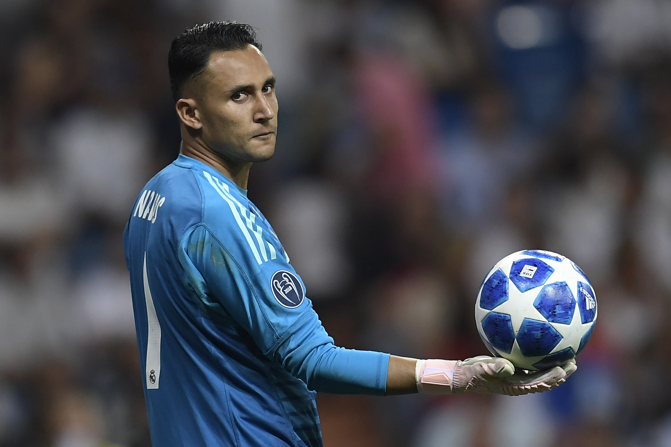 Real Madrid's Costa Rican goalkeeper Keylor Navas holds the ball during the UEFA Champions League group G football match between Real Madrid CF and AS Roma at the Santiago Bernabeu stadium in Madrid on September 19, 2018. (Photo by OSCAR DEL POZO / AFP)